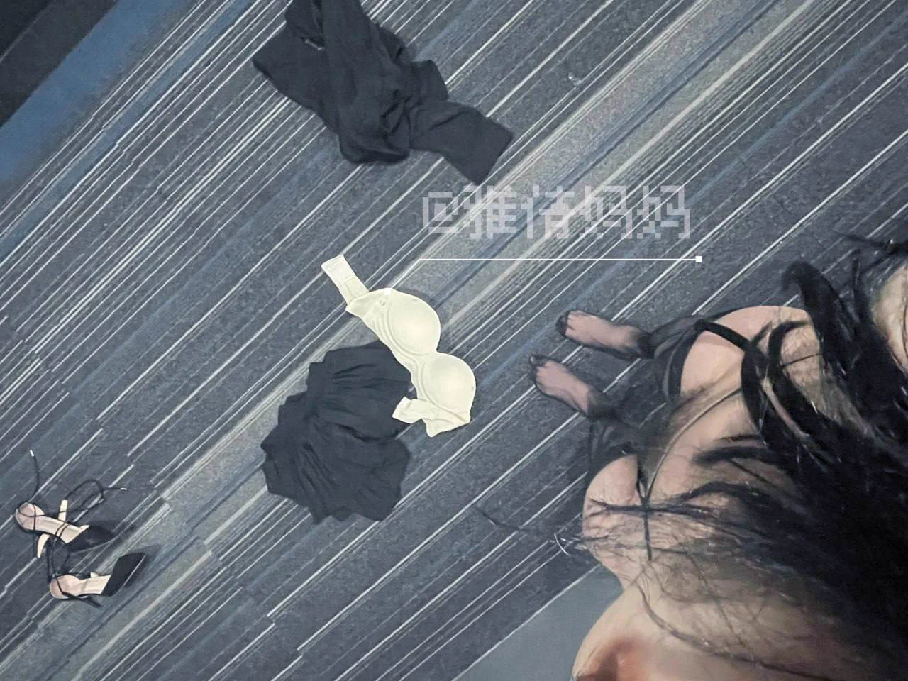 周末一个人在工作室加班中～

突发奇想就想脱光了试试，在平时同事们上班的地方一丝不挂，有点羞耻，又有种独特的刺激…

女人的欲望其实来的都突然又猛烈，就比如现在，真的很想约一次了。有同城的嘛… https://t.co/8XmEMCVwb5