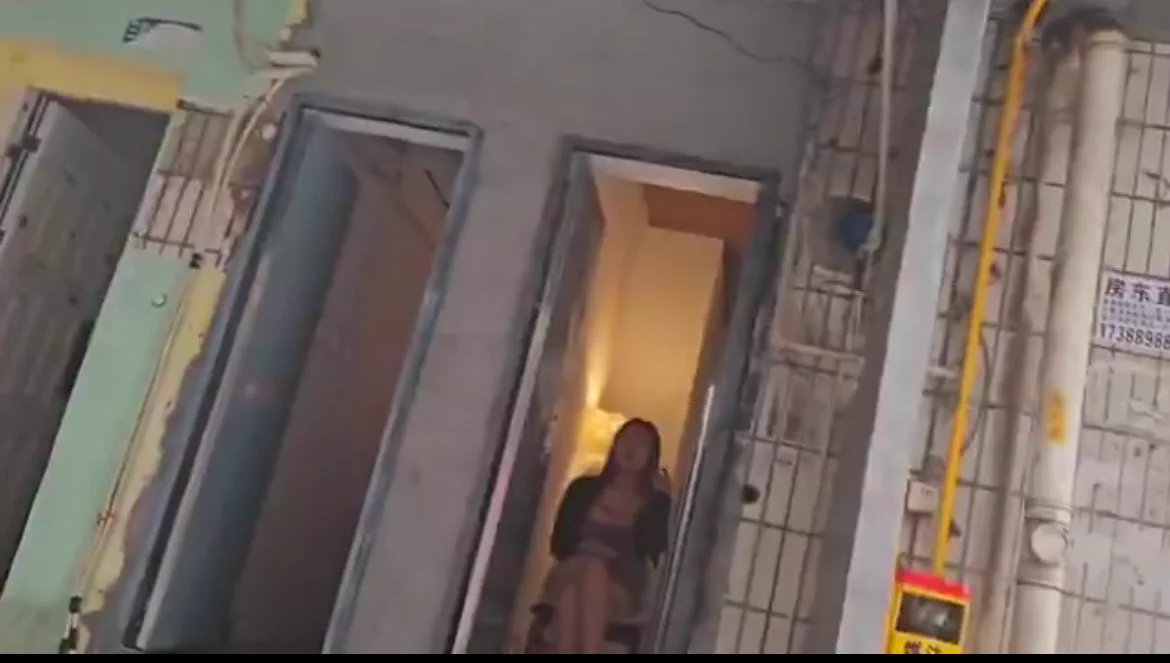 玉兰路又开了，于是过去，正好人还挺多的，之前在网上看到的砌上的墙也全都拆掉了，巷子里来来往往的狼友很多。
来回转了3圈，选择另一个看起来可爱，身材很好的妹子。200,10分钟，快速出货流。
脱了衣服身材确实挺好，皮肤白，胸大腰细，就是不给换姿势，不给亲，全程冷着脸。#长沙 #站街 #扫街 https://t.co/hB1UqWtEdV