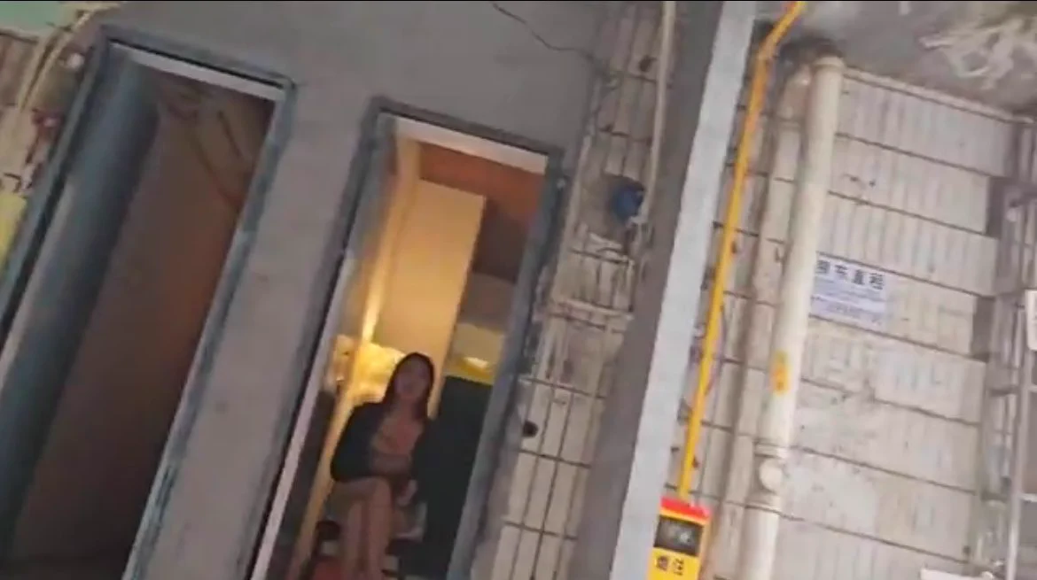 玉兰路又开了，于是过去，正好人还挺多的，之前在网上看到的砌上的墙也全都拆掉了，巷子里来来往往的狼友很多。
来回转了3圈，选择另一个看起来可爱，身材很好的妹子。200,10分钟，快速出货流。
脱了衣服身材确实挺好，皮肤白，胸大腰细，就是不给换姿势，不给亲，全程冷着脸。#长沙 #站街 #扫街 https://t.co/hB1UqWtEdV