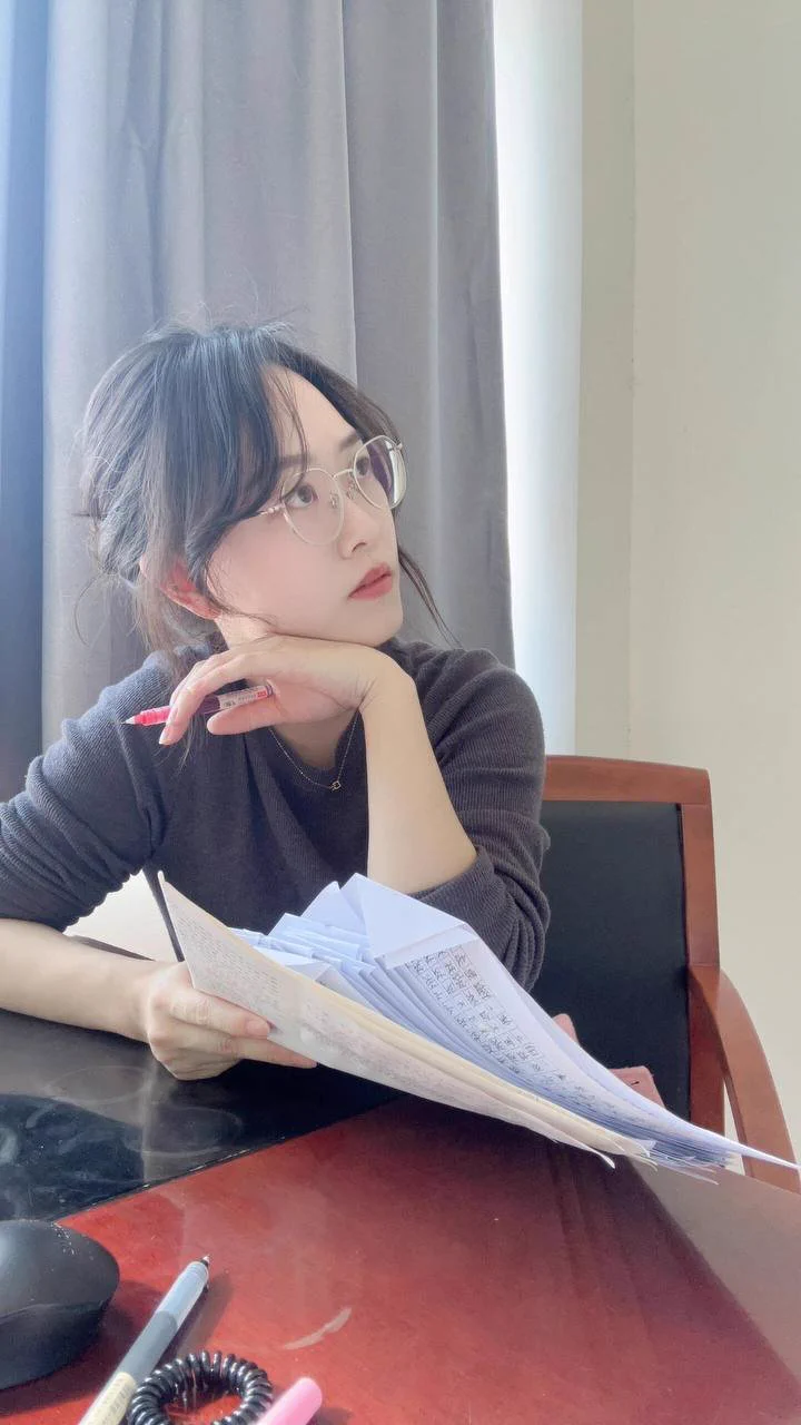 来加个班，批改完期末试卷中，学生们也放假了，我的思绪也飘远了，好想回到家里一丝不挂的吹着空调，享受属于自己的时间。

可能每年的暑假就是给老师释放自己的，可以有疯狂的高潮，也可以有一场浪漫的邂逅，有拥抱，有亲吻，有性爱过后的依偎…

理解的人可以私信，假期期间可以见面哦… https://t.co/480dzIVkuv