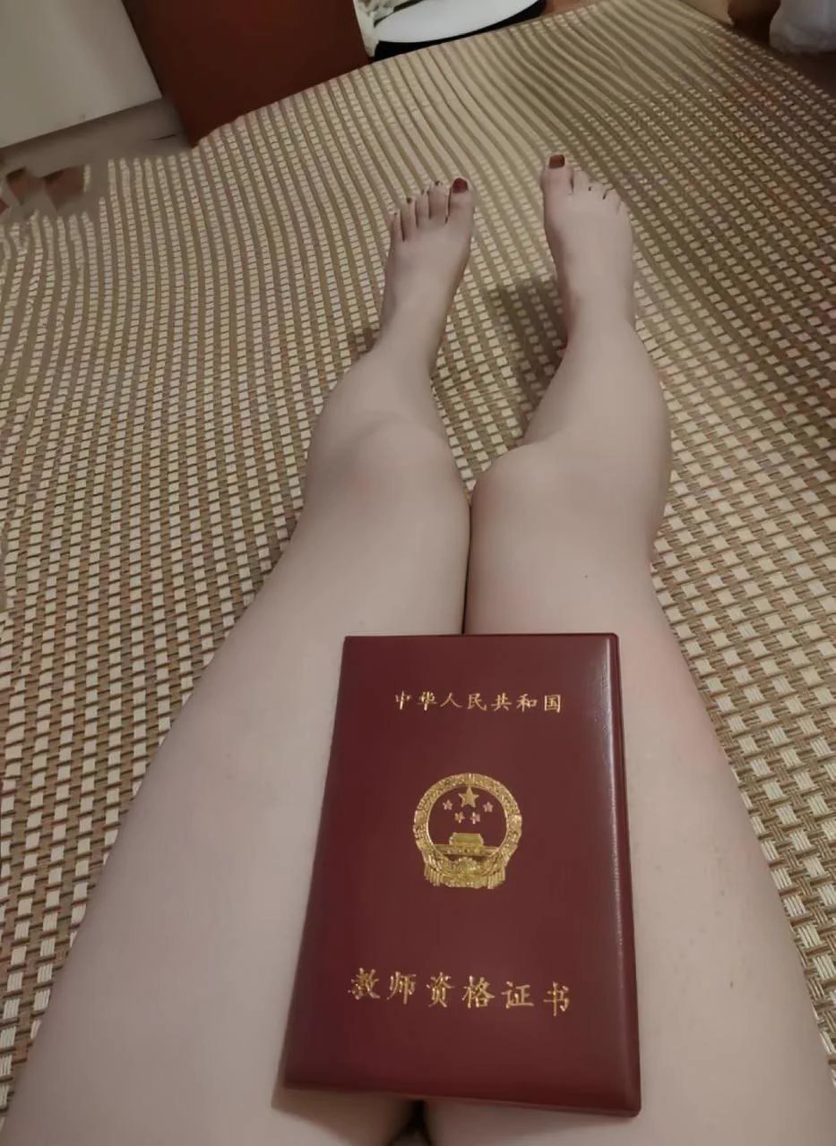 来加个班，批改完期末试卷中，学生们也放假了，我的思绪也飘远了，好想回到家里一丝不挂的吹着空调，享受属于自己的时间。

可能每年的暑假就是给老师释放自己的，可以有疯狂的高潮，也可以有一场浪漫的邂逅，有拥抱，有亲吻，有性爱过后的依偎…

理解的人可以私信，假期期间可以见面哦… https://t.co/480dzIVkuv