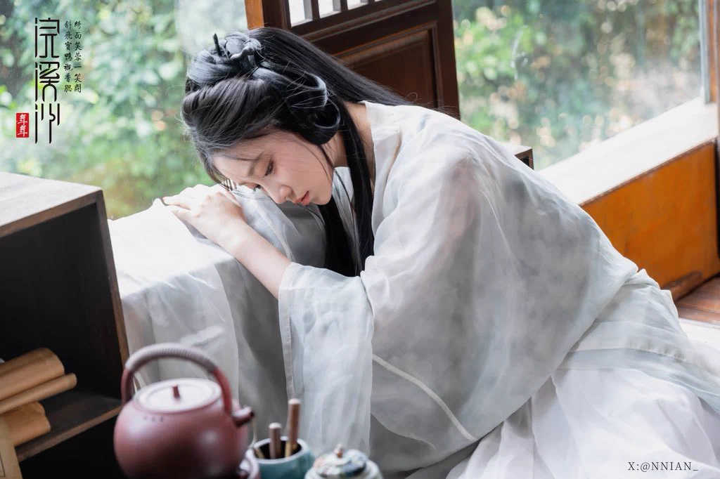 一面风情深有韵，半笺娇恨寄幽怀。
年年古风性感汉服写真《浣溪沙》上新，完美演绎深闺女子的清雅日常。喜欢的来解锁🔓吧😘
#汉服写真 #性感古风 #纯欲女友 #反差女友 https://t.co/Eeh7Eu2ZMx