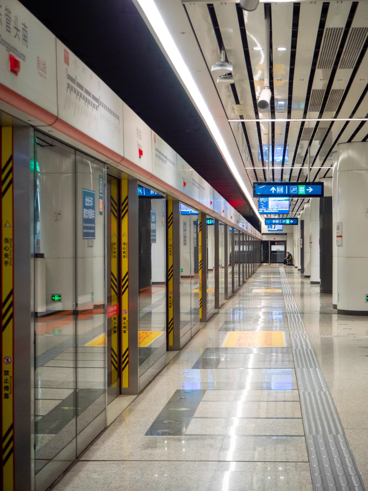 Dongguantounan Station links Fangshan Line and Line 16. Murals trace the ancient Silk Road with themes of finance, trade, and the Belt and Road. Bold 3D works connect history and modernity, tying together science, tech, and commerce. https://t.co/LKafHe2468