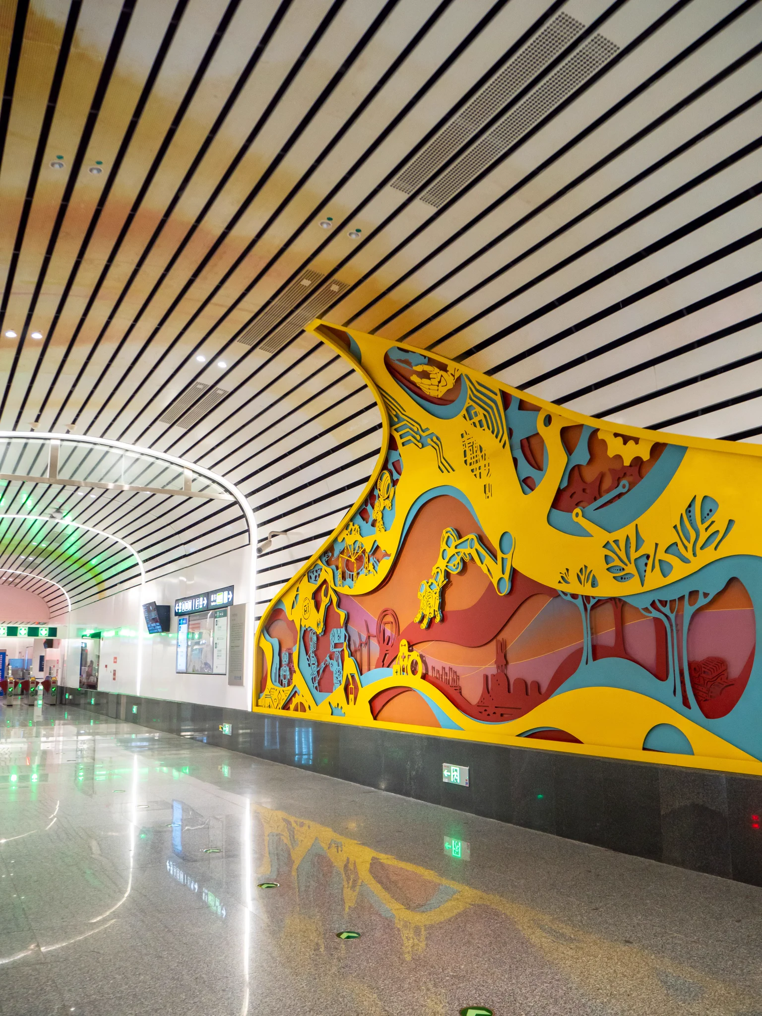 Dongguantounan Station links Fangshan Line and Line 16. Murals trace the ancient Silk Road with themes of finance, trade, and the Belt and Road. Bold 3D works connect history and modernity, tying together science, tech, and commerce. https://t.co/LKafHe2468