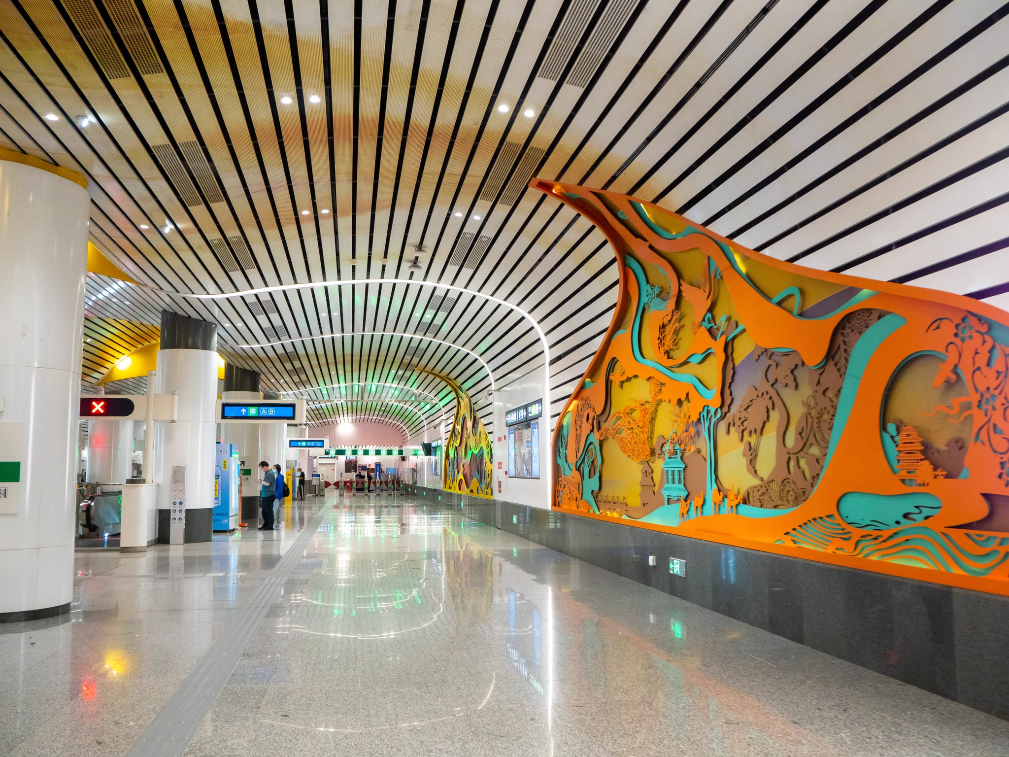 Dongguantounan Station links Fangshan Line and Line 16. Murals trace the ancient Silk Road with themes of finance, trade, and the Belt and Road. Bold 3D works connect history and modernity, tying together science, tech, and commerce. https://t.co/LKafHe2468