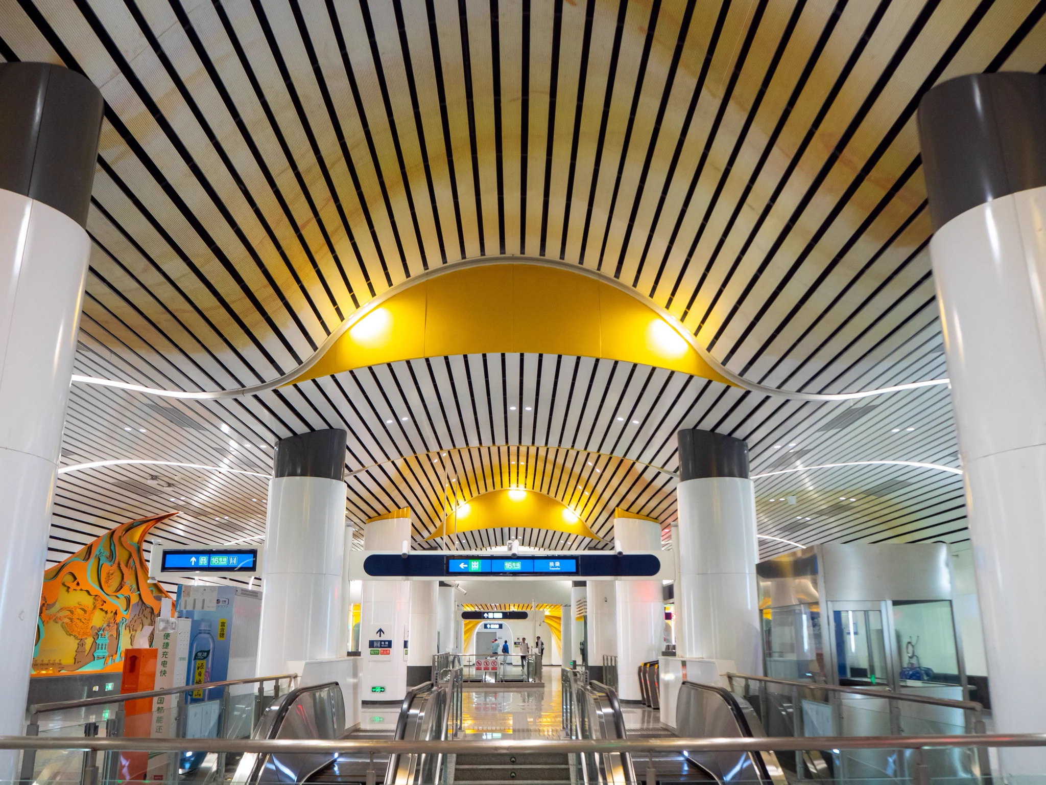 Dongguantounan Station links Fangshan Line and Line 16. Murals trace the ancient Silk Road with themes of finance, trade, and the Belt and Road. Bold 3D works connect history and modernity, tying together science, tech, and commerce. https://t.co/LKafHe2468