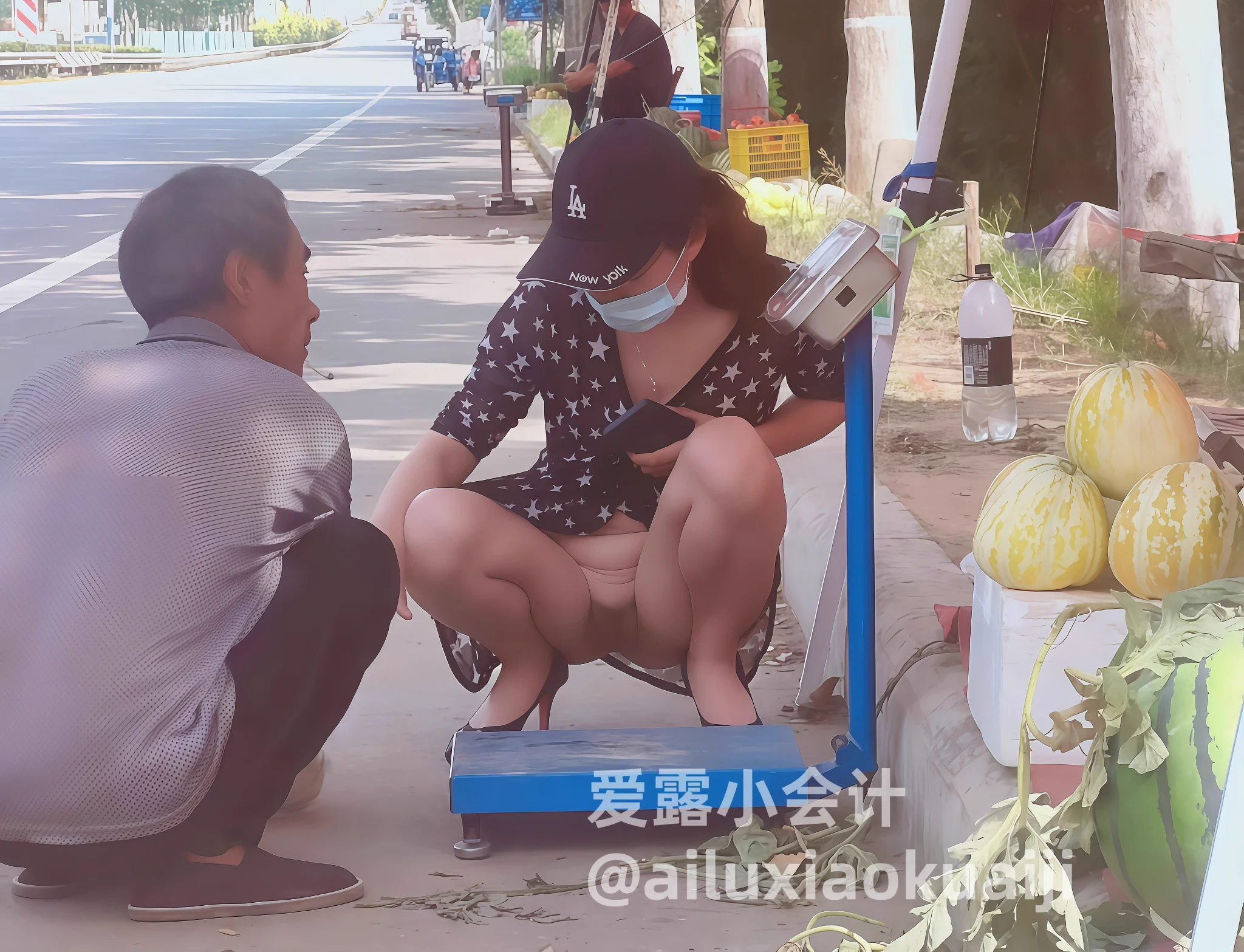 这老农户卖的瓜不错。。。老伯伯不用害羞呀，大大方方的看嘛，过了这村没这店了 https://t.co/wdifB6IGyL