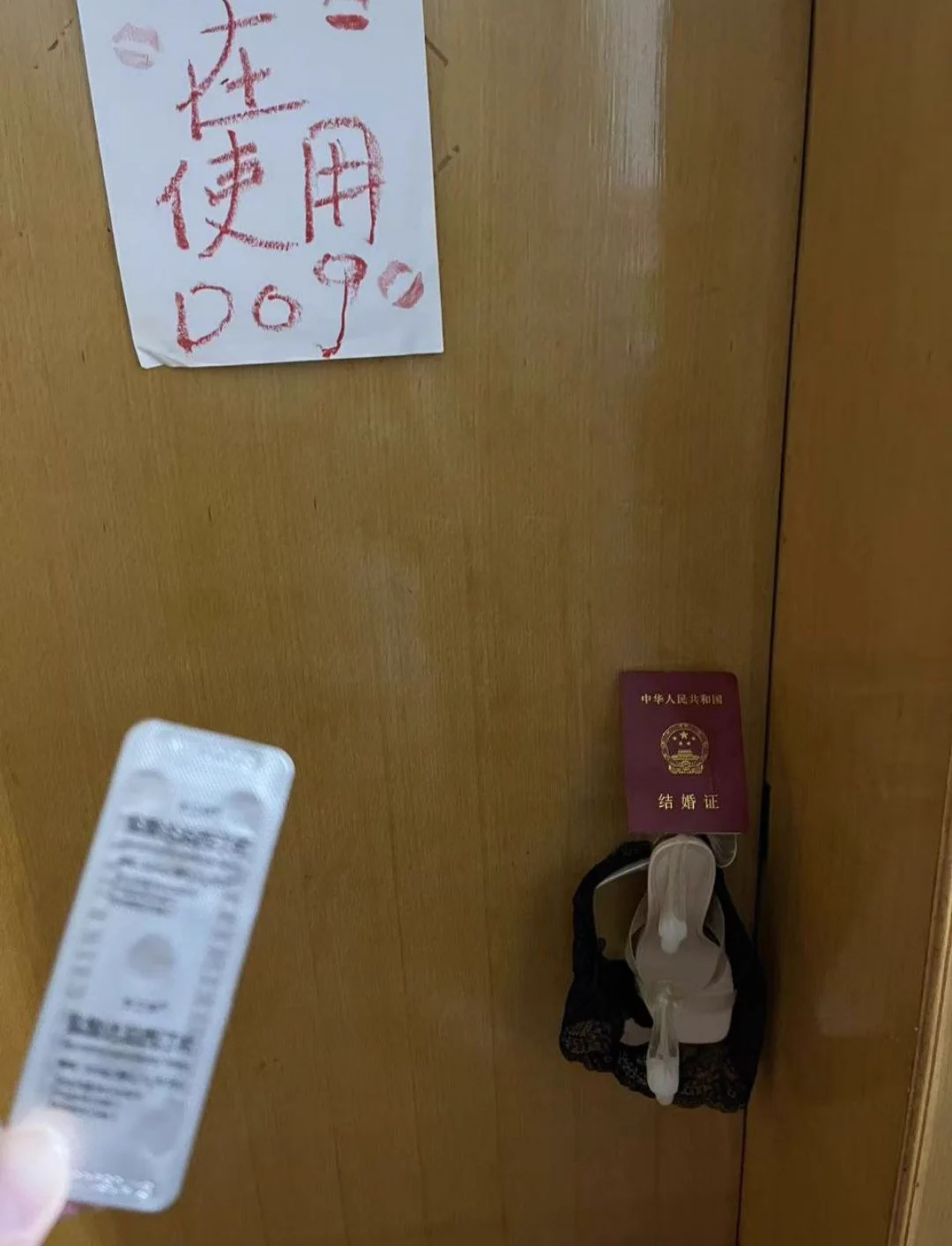 愿意在家贡献老婆给别人操的，评论区扣个1 https://t.co/mxe280weM9