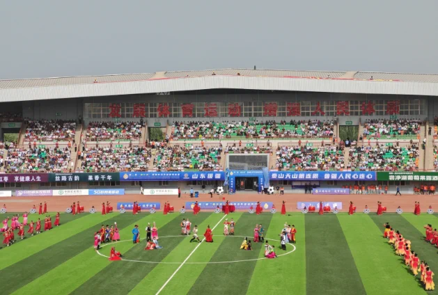 Yuepuhu County Stadium in Xinjiang was bustling with excitement as the 2nd “Kashi Cup” International Youth Football Invitational Tournament kicked off. This year’s event has seen an upgrade in scale, bringing together 12 powerful teams from both home and abroad, with the Russian team making its stunning debut. For the young players involved, it’s a rare opportunity for practical improvement. May every young athlete give their all on the pitch and achieve their desired results!