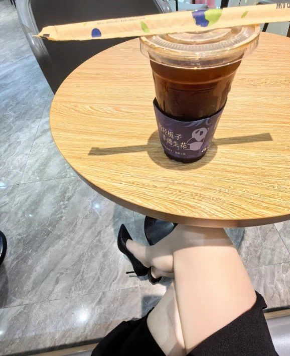 我一走进店，他眼神就盯我裙子下面，走路都不稳了，嘻嘻
标签：
#紧身短裙 #臀部诱惑 #BodyconBack #SkirtPulling #背影杀 https://t.co/z8ghPtkdqw