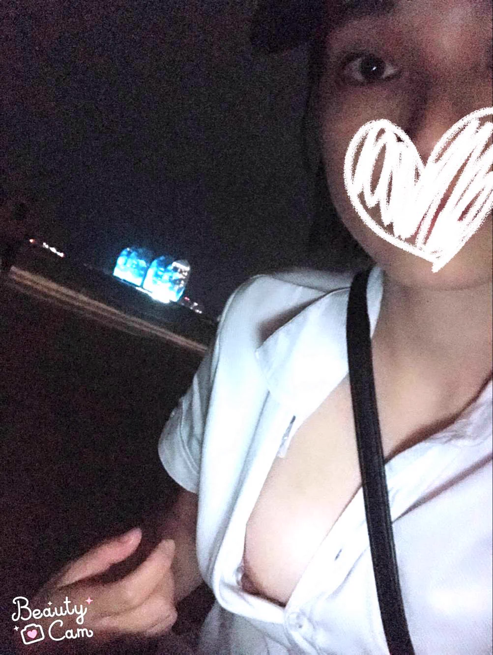 这是第一次给小晴布置的露出任务，要求她在海边有人的地方拍柰子，图片要出现人，第一次露出没有经验，所以完成度很低，柰子也只是露个奶头而已，现在已经是老手了，但是至今还没有尝试过全裸人前露出🌚
@luchu888 https://t.co/pksVPQmfML