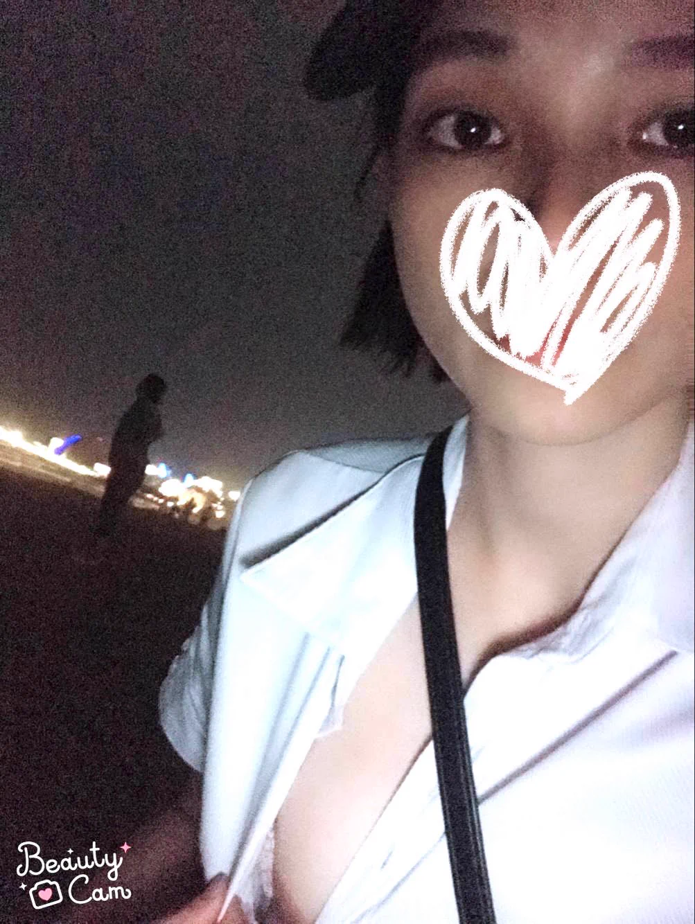 这是第一次给小晴布置的露出任务，要求她在海边有人的地方拍柰子，图片要出现人，第一次露出没有经验，所以完成度很低，柰子也只是露个奶头而已，现在已经是老手了，但是至今还没有尝试过全裸人前露出🌚
@luchu888 https://t.co/pksVPQmfML