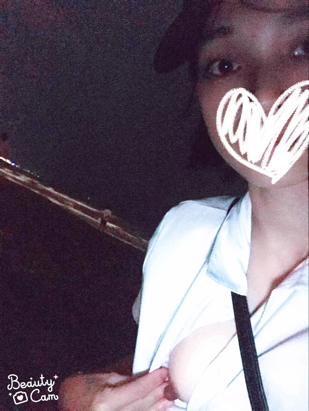 这是第一次给小晴布置的露出任务，要求她在海边有人的地方拍柰子，图片要出现人，第一次露出没有经验，所以完成度很低，柰子也只是露个奶头而已，现在已经是老手了，但是至今还没有尝试过全裸人前露出🌚
@luchu888 https://t.co/pksVPQmfML