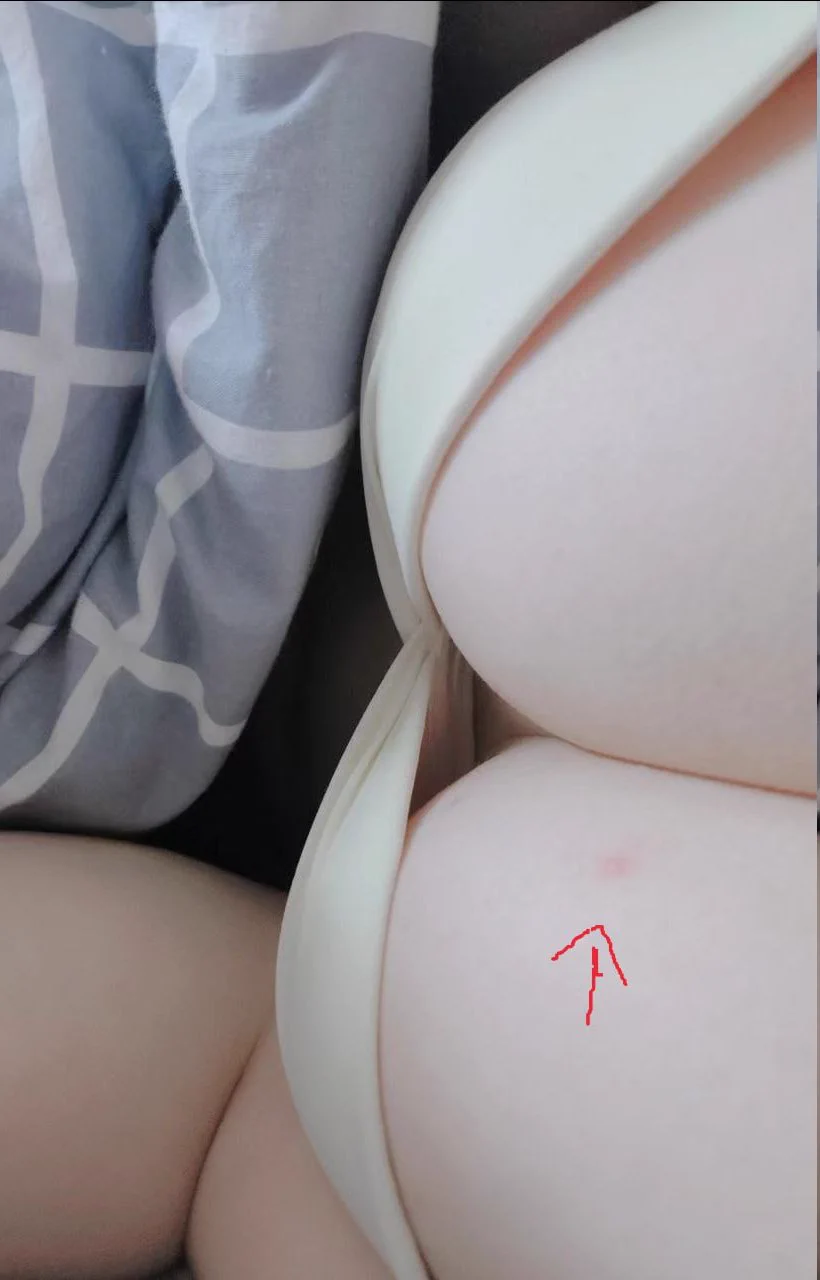 胸口被蚊子咬了一個包，好癢好癢&gt;~&lt;
原本就容易敏感，加上最近慾望一直高漲，結果…只好邊揉邊止癢，一下子就忍不住開始亂想。🤒
指尖輕輕按壓的時候，居然不小心…濕了🥵
被咬一口，到現在的想做愛  這慾望服了😓 https://t.co/wJelkK5RKk