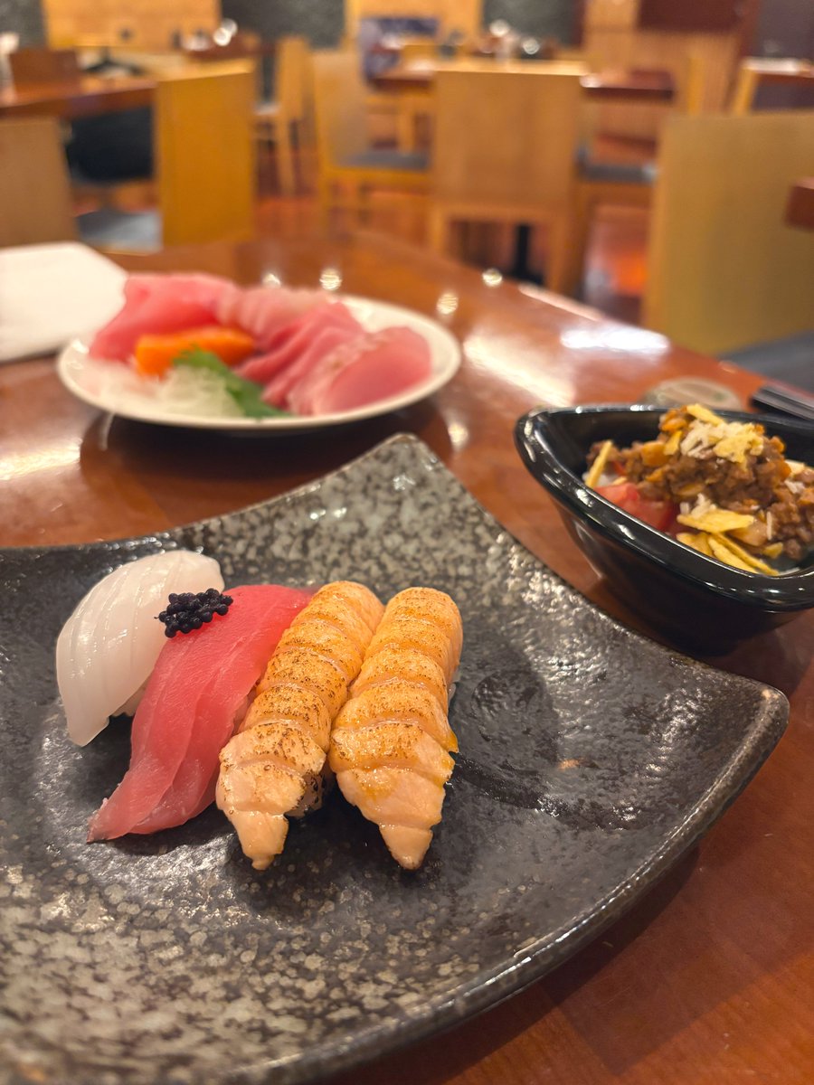 好開心好開心
生日月的最後一餐！
居然還收到漂亮花花😻
這是我第一次收到推友送的鮮花耶嗚嗚嗚好開心

生日月蹭飯任務（4/？） https://t.co/rWrJnx3jRT