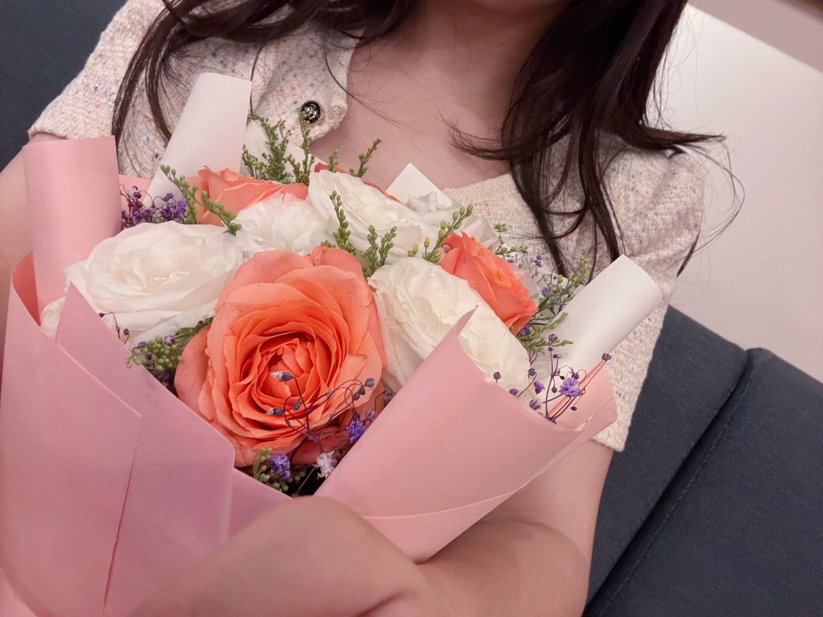 好開心好開心
生日月的最後一餐！
居然還收到漂亮花花😻
這是我第一次收到推友送的鮮花耶嗚嗚嗚好開心

生日月蹭飯任務（4/？） https://t.co/rWrJnx3jRT