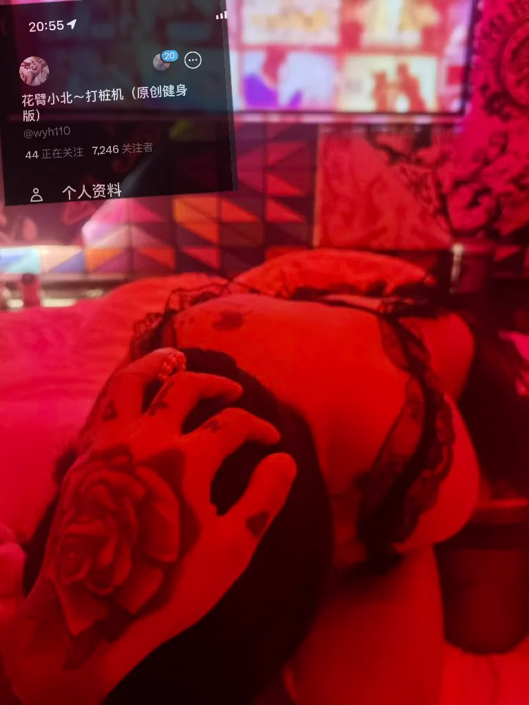 小姐姐埋头工作中 #黑皮肌肉男 #肌肉直男 #腹肌猛男 花臂即水印投稿大佬：@ToBulma @ToBulaer @KawasawaSen https://t.co/mWT3bspKfH