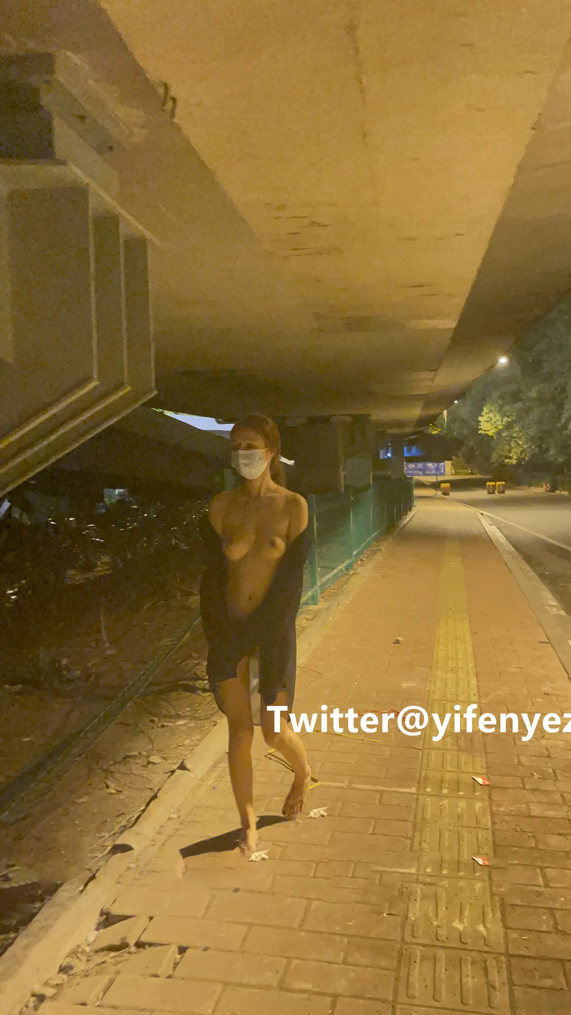 夜市人潮中，我偷偷秀了一把，你会发现吗？ 快看照片！ https://t.co/wVBfhNR2aG