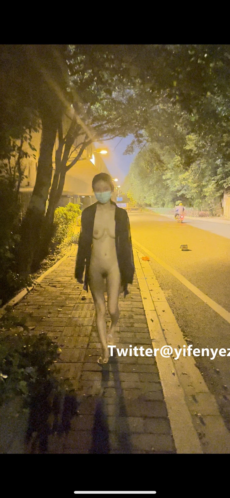 夜市人潮中，我偷偷秀了一把，你会发现吗？ 快看照片！ https://t.co/wVBfhNR2aG