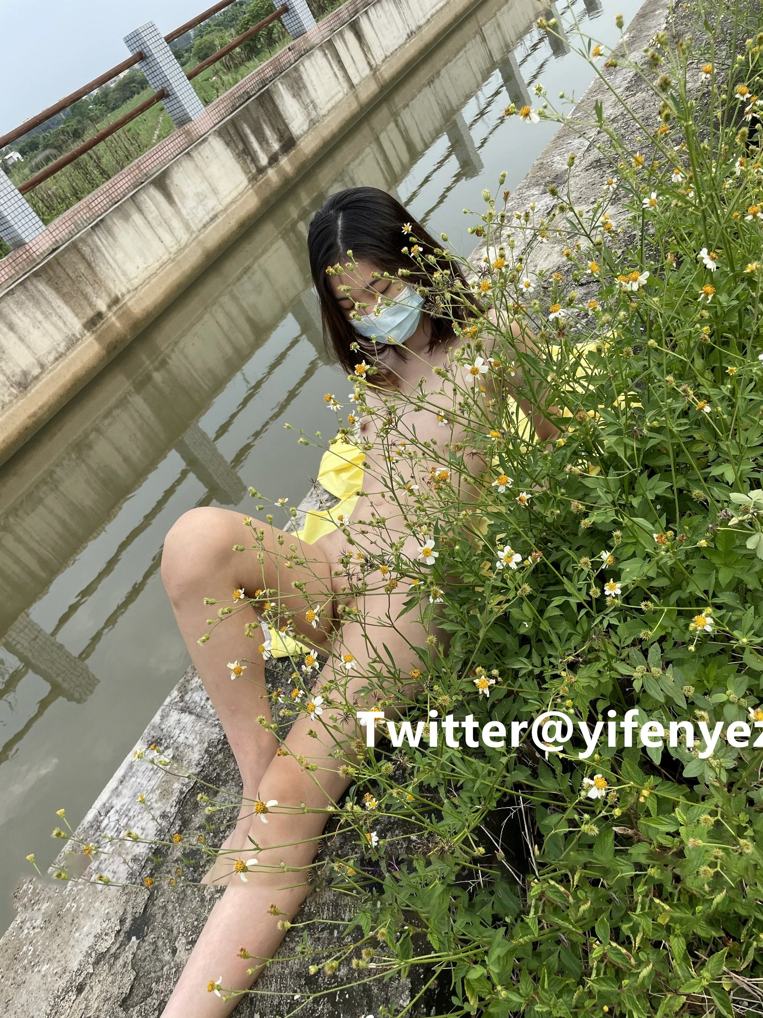 湖边拍照，风吹得裙子有点“飘”，你喜欢吗？ 快来评论！ https://t.co/bD5PjAWbsP