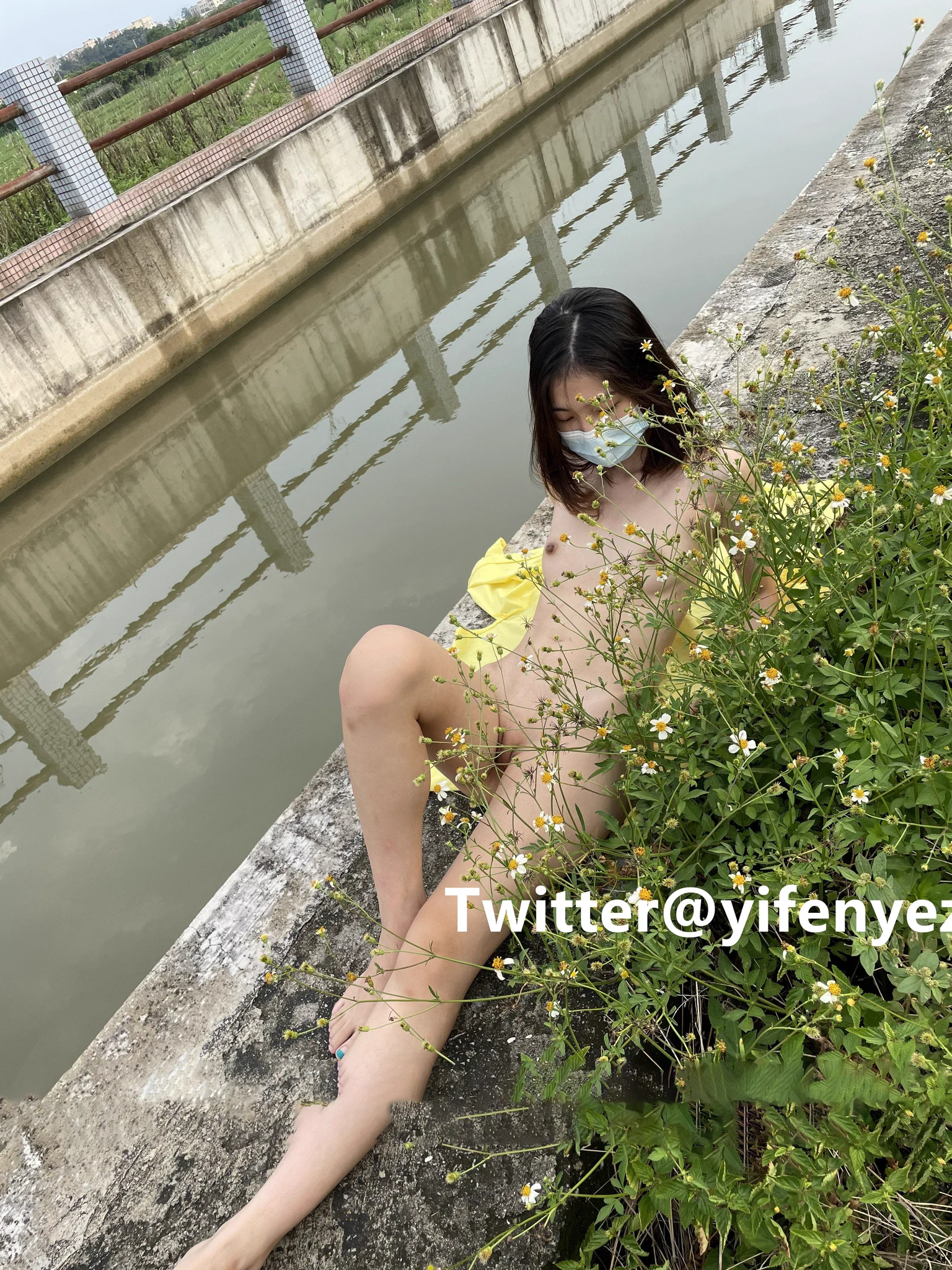 湖边拍照，风吹得裙子有点“飘”，你喜欢吗？ 快来评论！ https://t.co/bD5PjAWbsP
