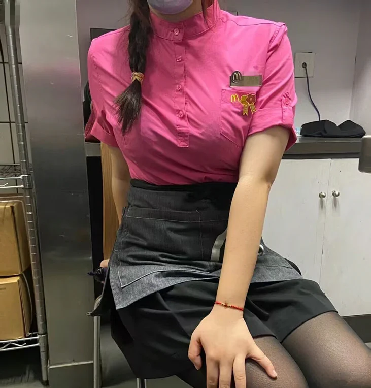 今天忙得飞起，有粉丝来找我没空理他，对不起下次你过来了我给你口爆 https://t.co/Pw0YKloSJ5