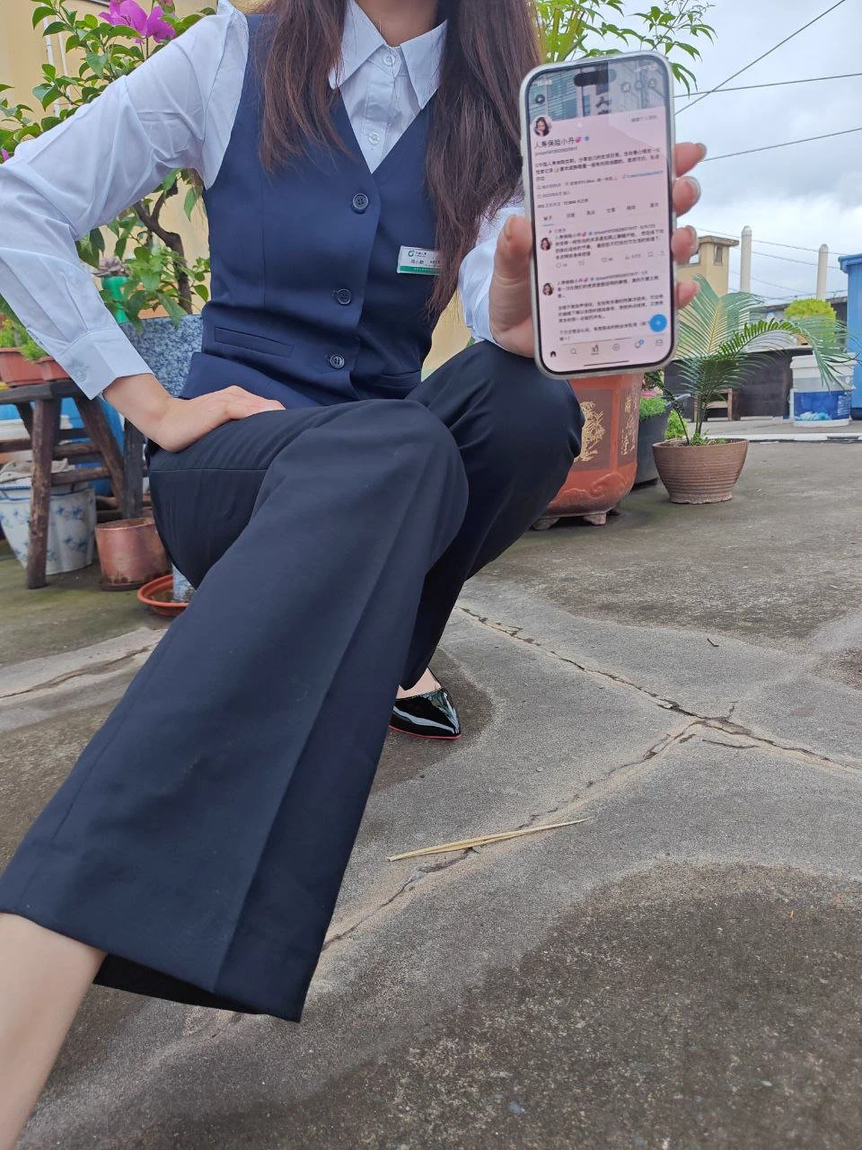 业绩不好，又被领导安排出来跑潜在客户了（给他们送鸡蛋什么…）

在别人家里也不好意思上厕所，特地跑到楼顶的露台来嘘嘘，顺便做个简单验证～

有没有想看我尿尿的粉丝呢？想看的点赞➕私信，呆会一一给你们安排… https://t.co/mVJ6ZYA59a