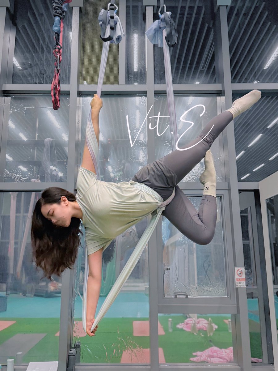 最近被老師強制從入門班換到初階班
才剛覺得自己進步了很多
馬上又退回小菜雞🫠

#空中瑜伽 

我真的是蠻討厭運動的人
要不是空瑜可以拍好看的照片（？
大概也不會撐兩年多那麼久(　ﾟᵕﾟ)
但每次上課都還是在瘀青就是了 https://t.co/TSSuC13Xc3