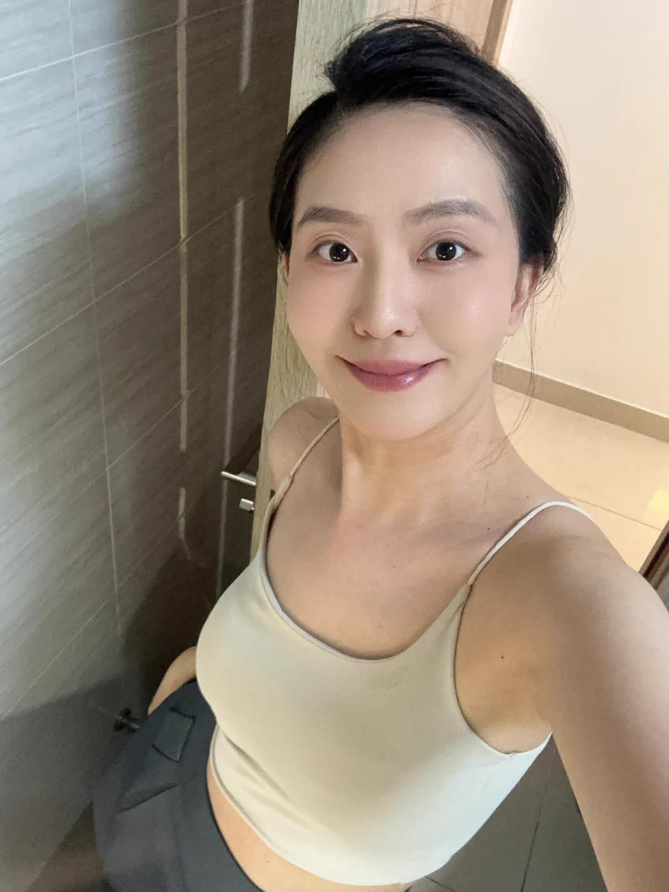 孩子送去了奶奶待几天家，今晚彻底属于我自己！开了个酒店，给自己准备了烛光沐浴，不用侍候谁的感觉，真的是久违了...

努力活出自己的同时顺路等待一个眼神就懂彼此的同行者~ https://t.co/XLqlXa9pCi