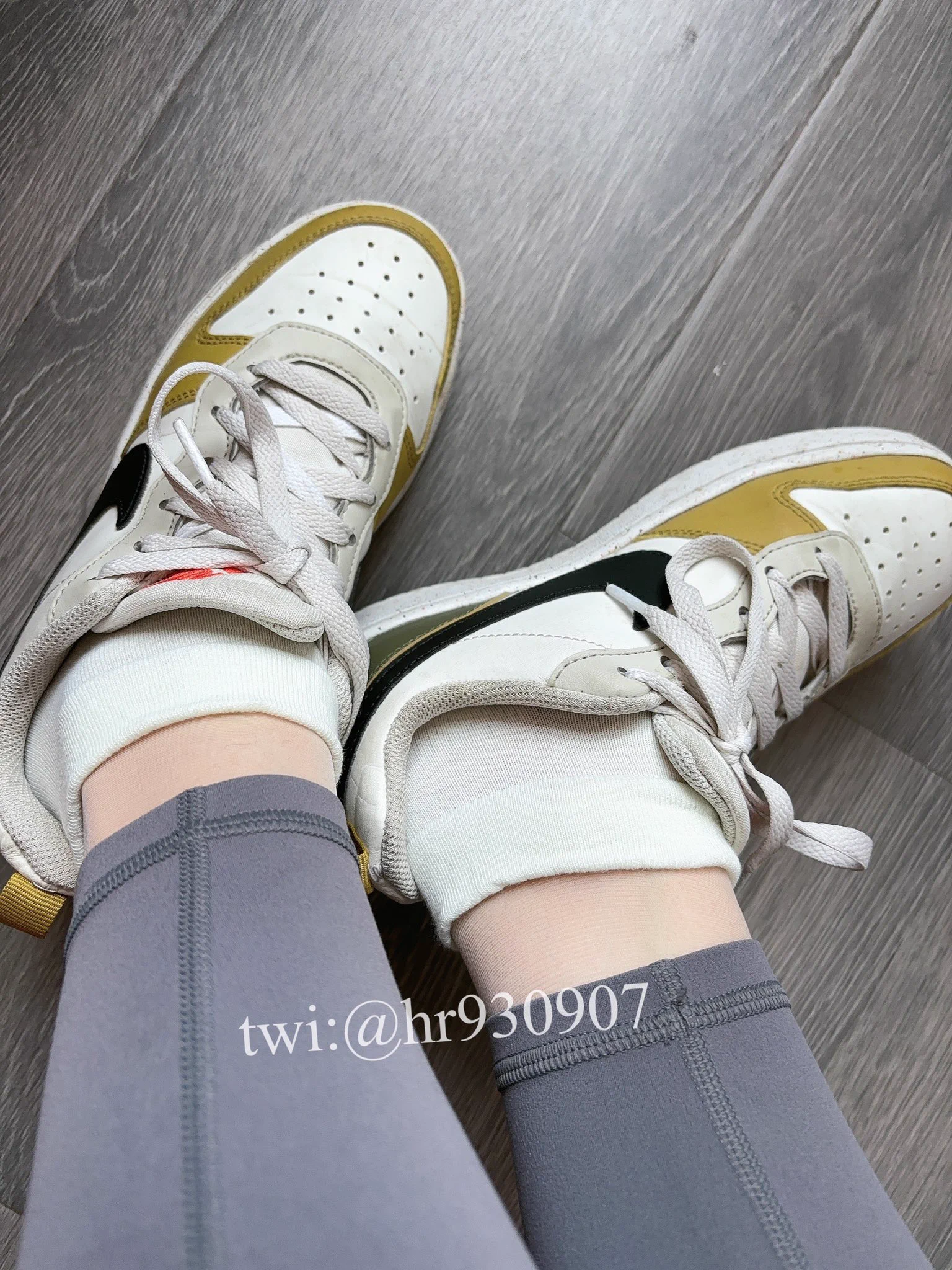 健身穿搭～如果不穿内内的话，屁股就会特别圆润，不过丝袜会勒进bb里。像没穿一样裸露在人面前，不小心坐在老板腿上，他使劲顶了顶
  @SexytoBaby
              @SexytoDoll
              @SexytoGirl https://t.co/YigO6QOubM