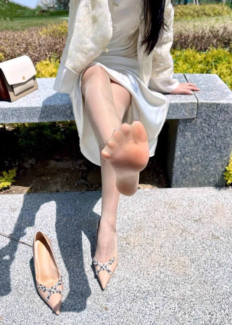 这么热的天，公司还要团建，感觉丝袜脚上都是汗了…

也不知道是什么味道，是酸臭的还是香香的呢～

不过味道可能不重要，你们应该更想我足交一下吧，有想来偶遇的吗～ https://t.co/EOr33EOL7W