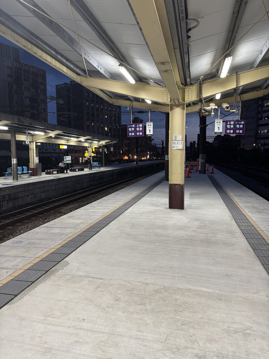 剛剛跟家人一起去看生命紀念館
真的好難選擇🫠
這禮拜五還要再看一間
看完就差不多要決定了
現在準備搭火車回板橋
真的好久沒搭火車了
一看到這種戶外月台就忍不住讓我回想起高中搭火車去找初戀的那段回憶
唉唉
黑歷史啊 https://t.co/mFmZjaSOrP