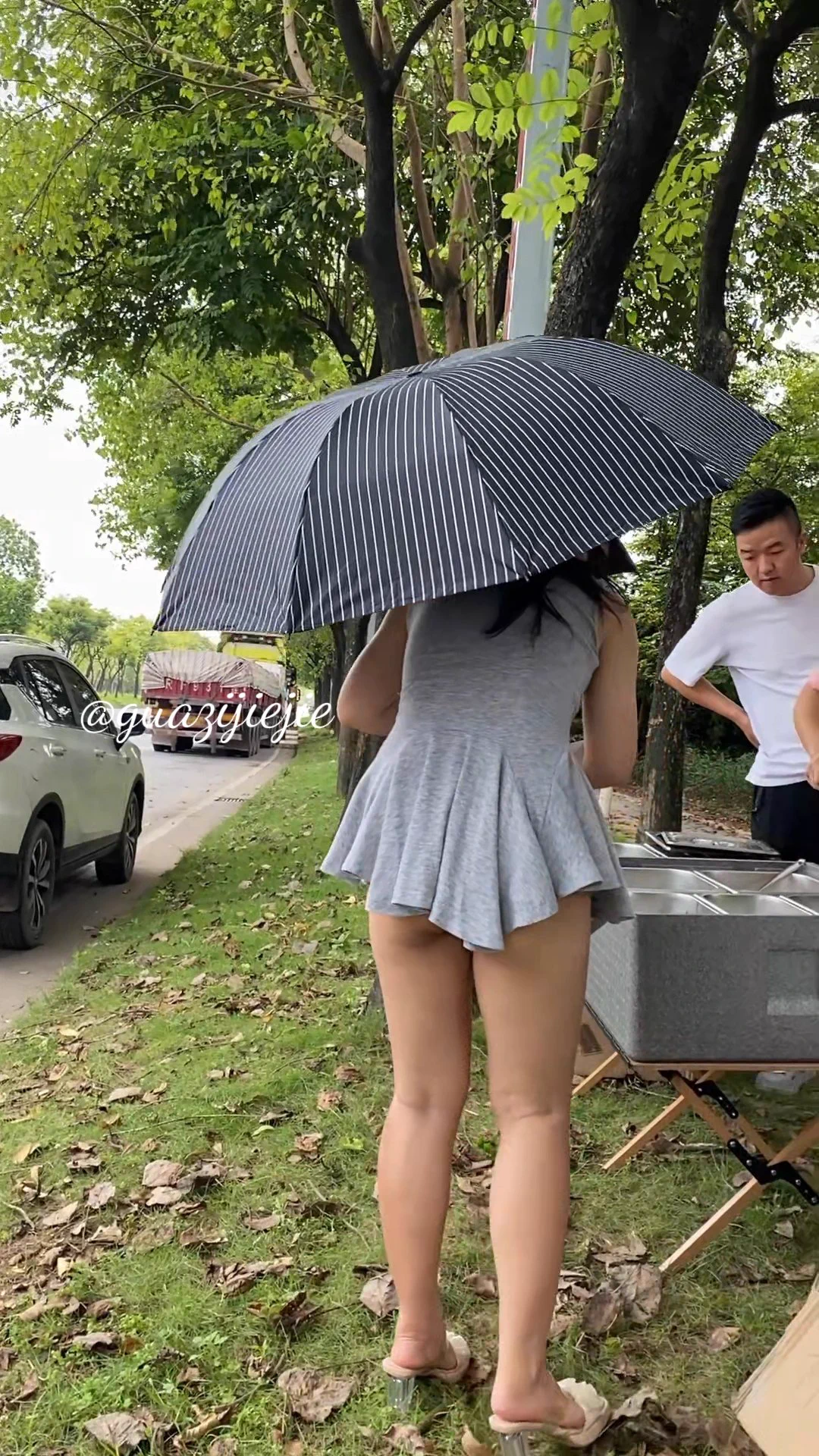 其实真的不是裙子太短了，是我长高了。跟货车司机一起吃顿路边快餐，夏日炎炎，辛苦了
@luchu888 https://t.co/g6IYeQTNKk