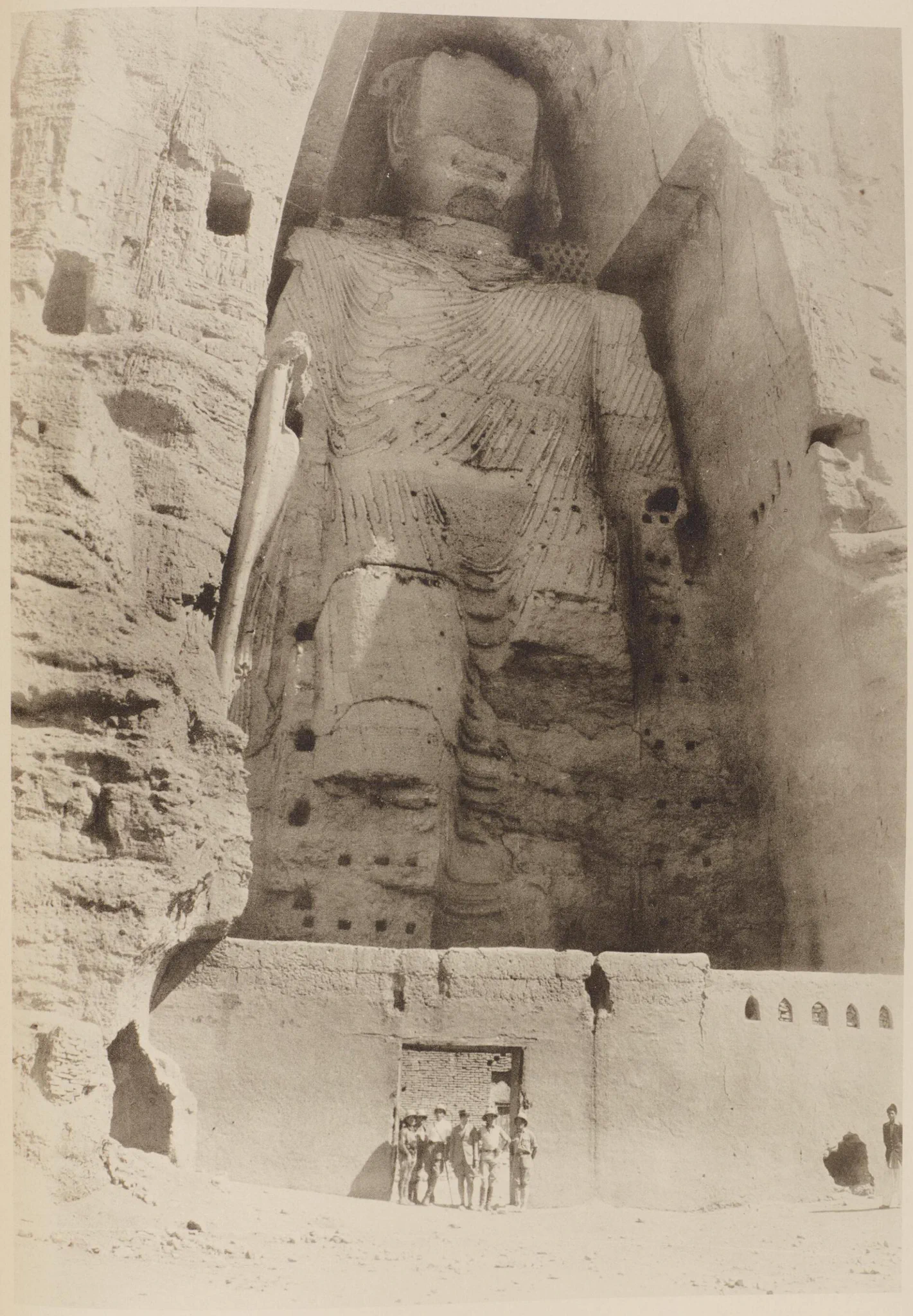 Colossal Buddha statue carved from sandstone, located in Bamiyan, Afghanistan, photographed in 1928.  Photo from National Institute of Informatics. https://t.co/6TmrVPYYzv