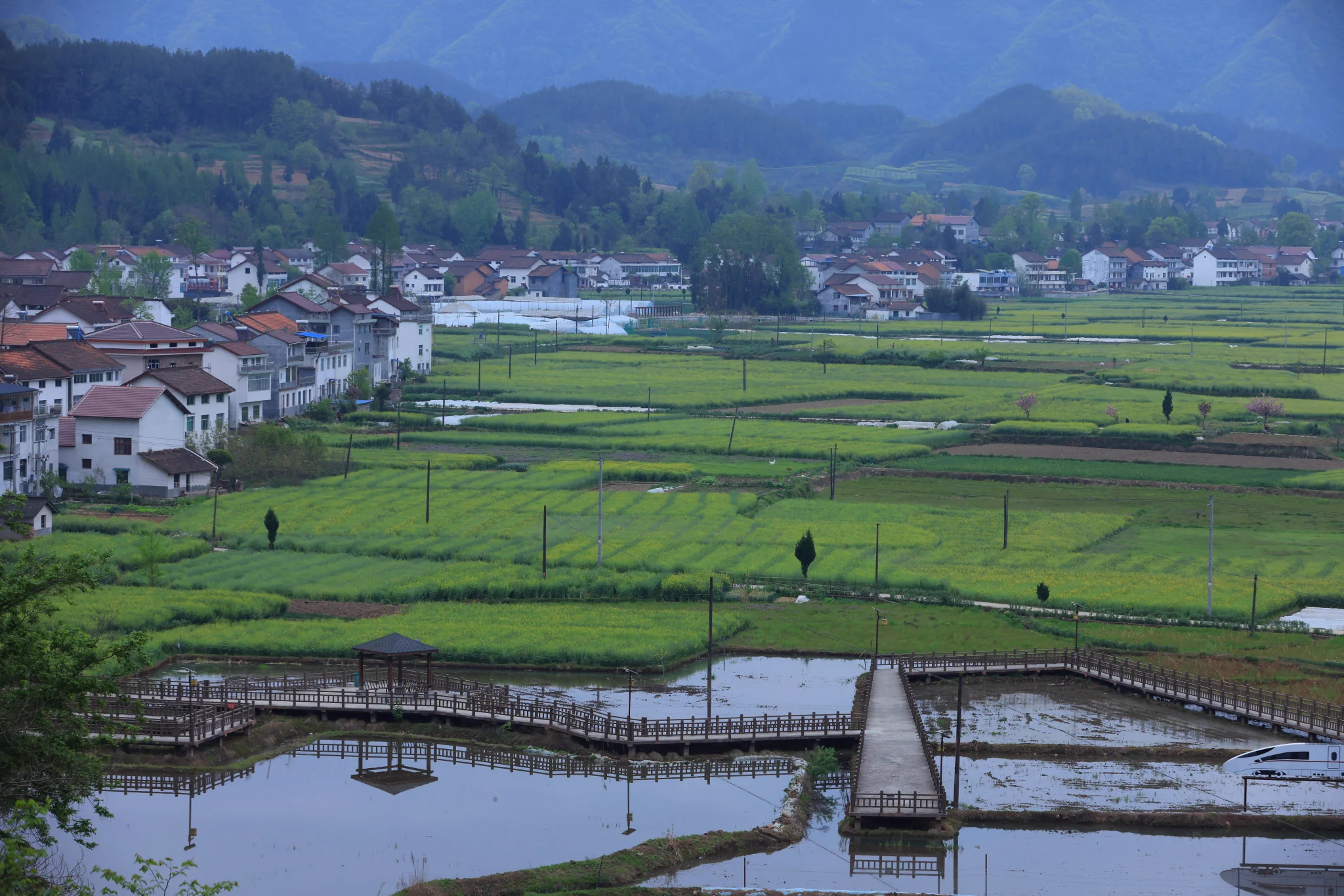 Longwan scenic spot in Hanzhong, Shaanxi is a quiet valley framed by forested cliffs and winding water. Mist rises from the lake in the early hours, while mountains cast long shadows over the calm. https://t.co/t2pRo0P61u