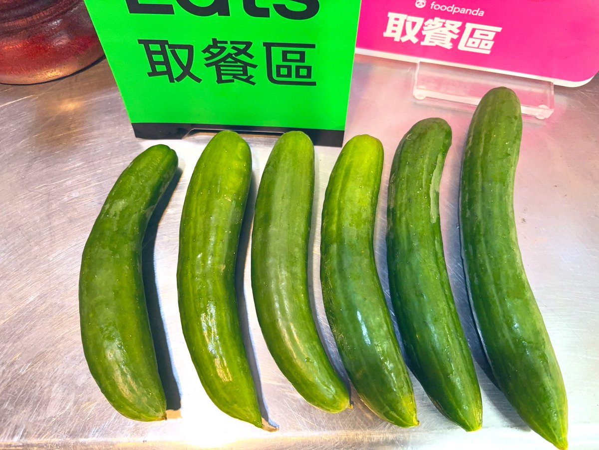 你覺得我選哪一個比較好……..吃？

突然發現 ，其實我是選小黃瓜冠軍🏆！
每天都摸好多小黃瓜🥒🤣🤣🤣 https://t.co/jWIJI1XeL7