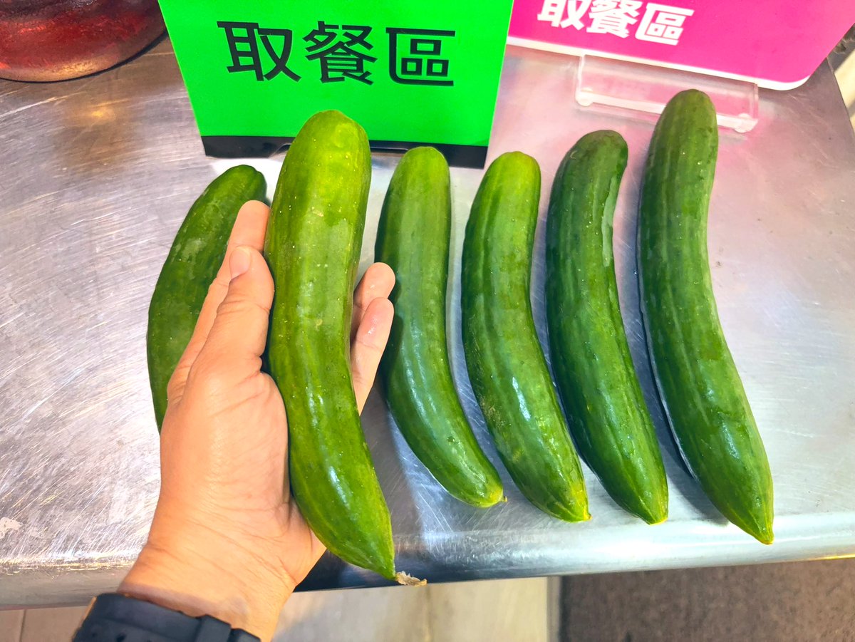 你覺得我選哪一個比較好……..吃？

突然發現 ，其實我是選小黃瓜冠軍🏆！
每天都摸好多小黃瓜🥒🤣🤣🤣 https://t.co/jWIJI1XeL7