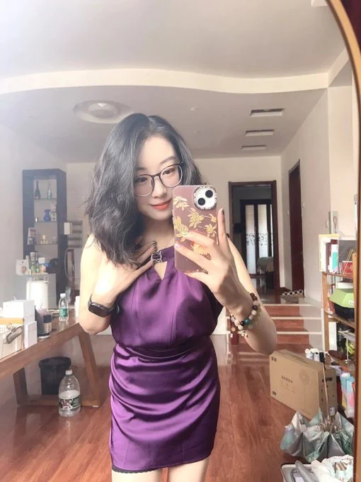 这段紧张又忙碌的日子，终于快结束了。 好像很久没，好好放松一下自己了。

今晚总算有了一点属于自己的时间， 安静、自由，也有点寂寞。😌

我已经躺好了，腿不自觉就张开了， 吊带也慢慢滑下来，脑子…有点发热。

这个周末想做点出格的事， 在线等一个同城，不要让我等太久哦～😍 https://t.co/3DyR9NGC3r
