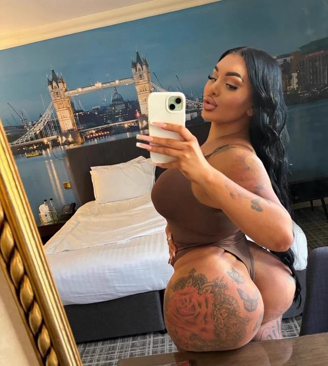 I'm going to eat @ellie_chloeee holes tonight 😋 https://t.co/Khd449Wkz0