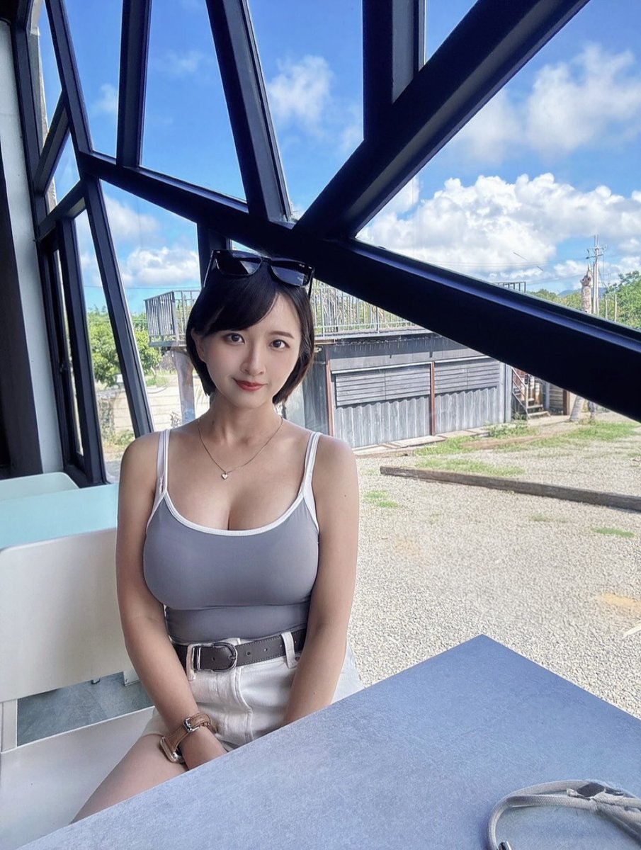 正中午的墾丁不曉得能去哪 老公居然提議去咖啡廳，真的超級超級難得～～邁入4開頭的心態果然就是不一樣。 https://t.co/PYdS7iAtyY