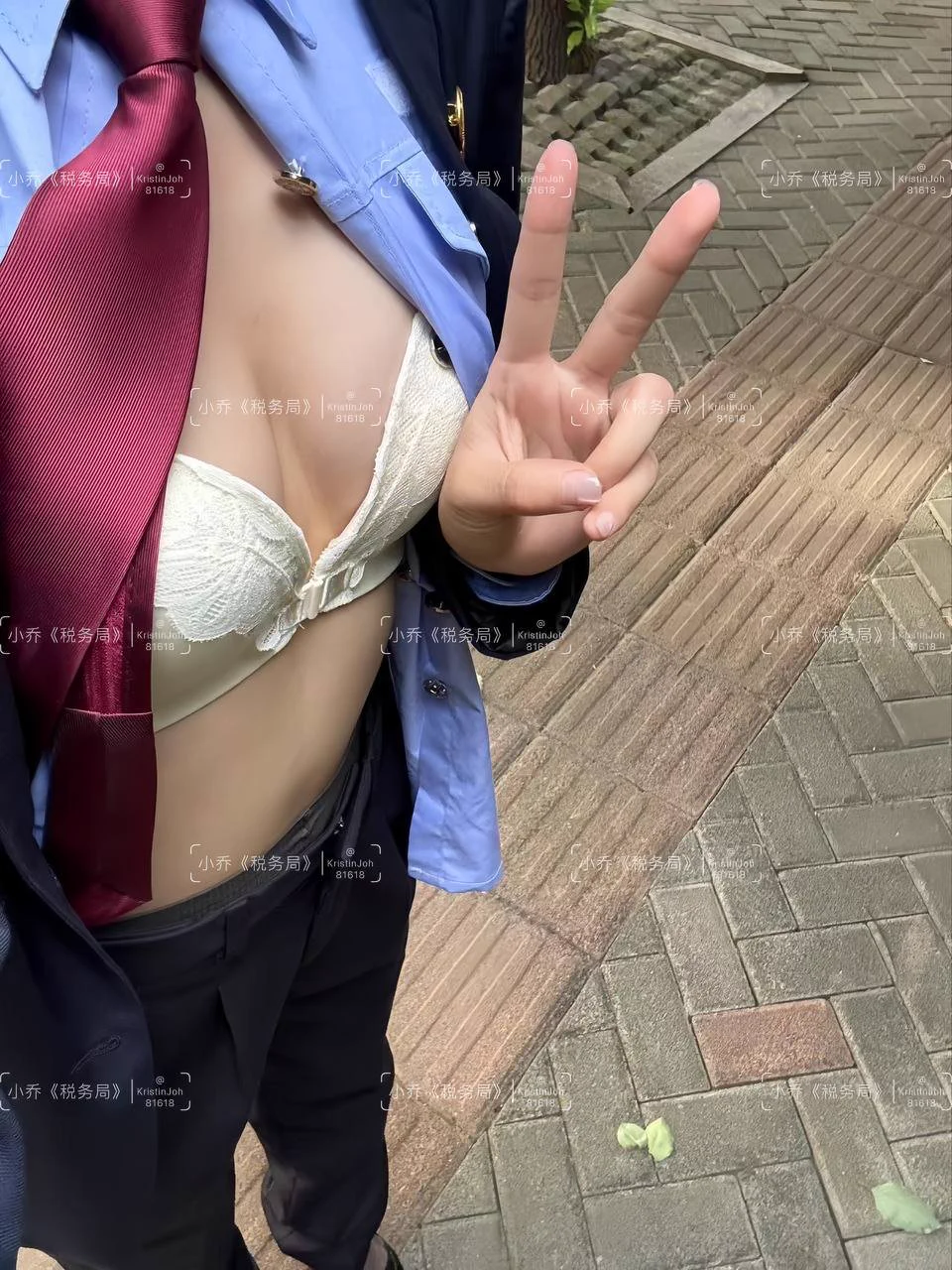 等着同事开车载我吃饭去～

也不知道他的车技是不是太差了，半天都不来。趁着没什么人解开衬衫给大家看看奶子吧…刚才有人路过没敢全脱，下次一定试试…

感觉最近太躁动啦，想见粉丝试试了，有同城的嘛～ https://t.co/dTvHzs2VDe