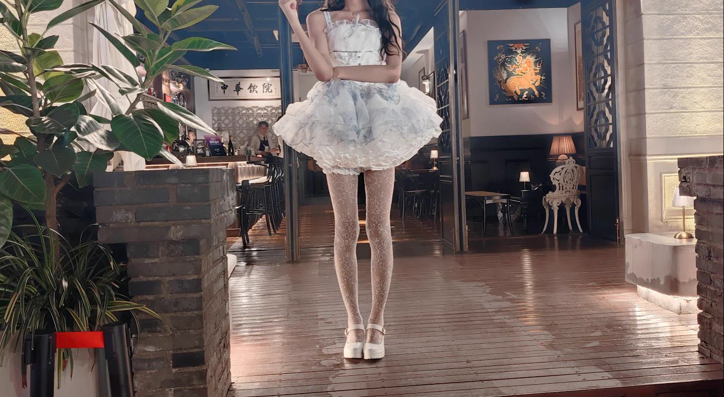 #伪娘 #南梁 爸爸趁着人家有点喝醉的时候拍的，说是回去的时候好几个路人都说：“握草。”然后先看脸后看腿。😝 https://t.co/SHnb83ETan