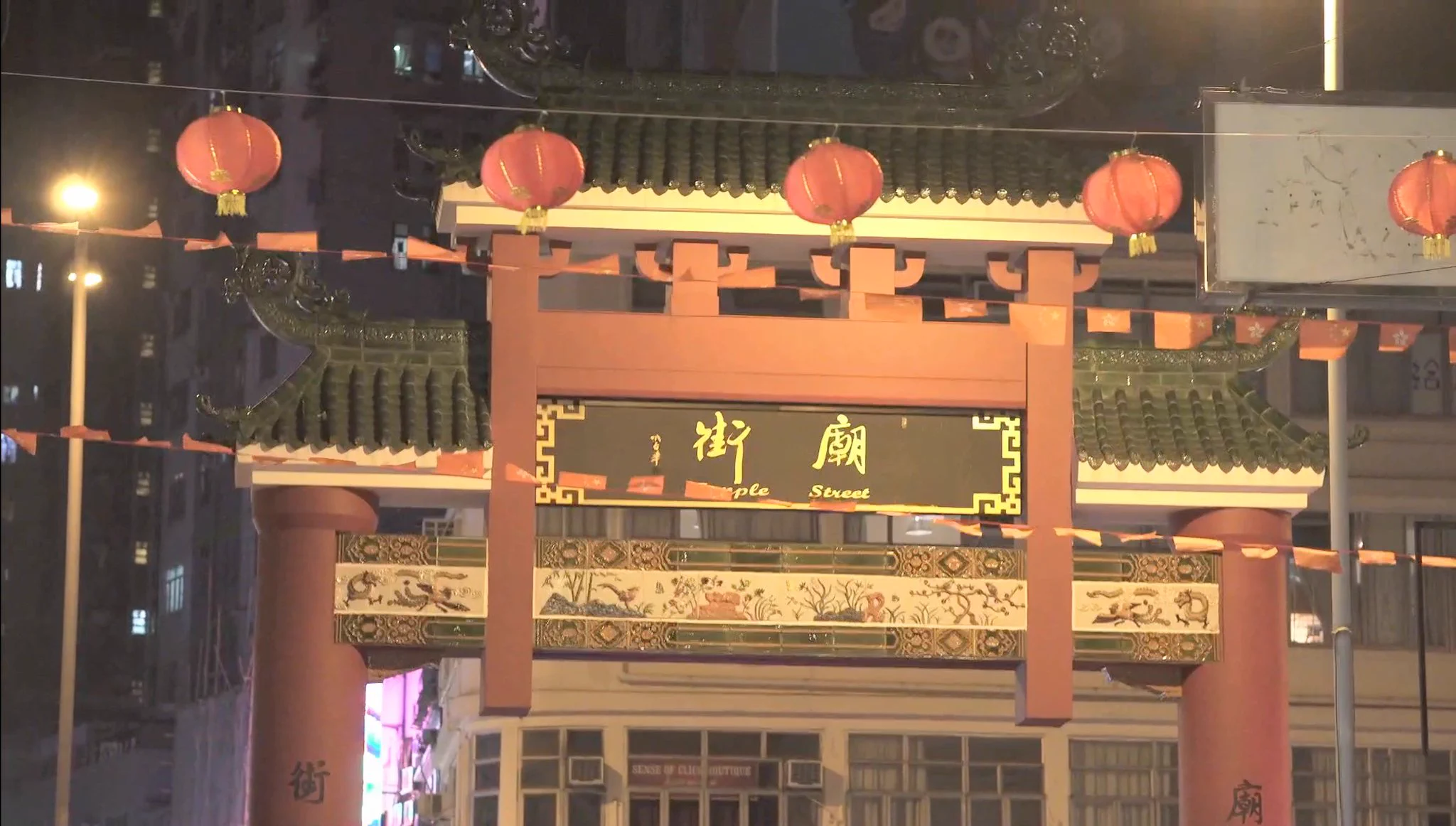 老婆在香港卖淫赚大钱,老公在家带小孩。
昨天又去香港玩了,扫完淫楼,再逛庙街,玩了一个少妇,三百港纸。闲聊的时候得知她有两个小孩,老公带在家里。每个月挣的钱基本上都寄给老公了,还给我看了家里装修豪华的别墅。
该说不说,同等条件下女的赚钱更容易! https://t.co/l7YTuKUz3A