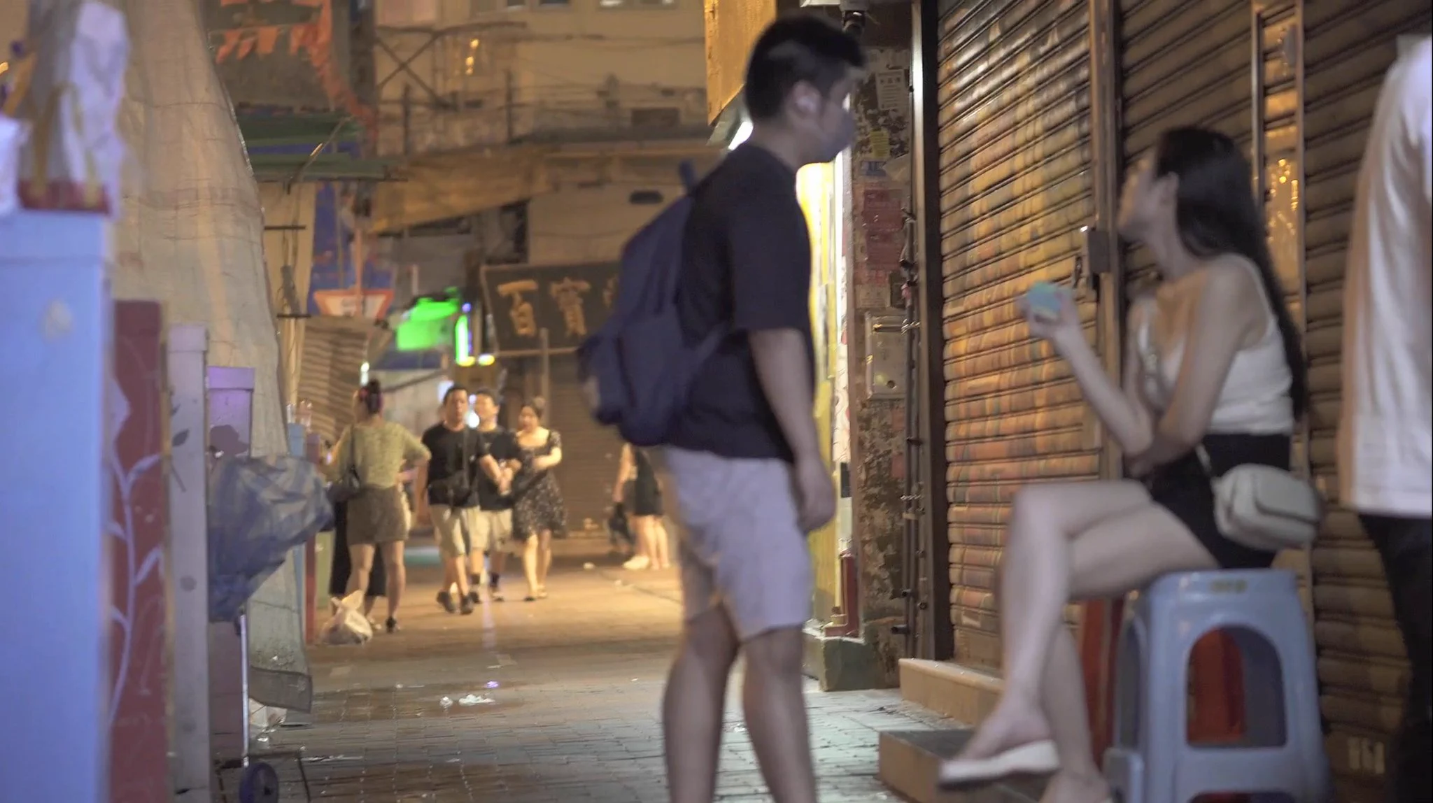 老婆在香港卖淫赚大钱,老公在家带小孩。
昨天又去香港玩了,扫完淫楼,再逛庙街,玩了一个少妇,三百港纸。闲聊的时候得知她有两个小孩,老公带在家里。每个月挣的钱基本上都寄给老公了,还给我看了家里装修豪华的别墅。
该说不说,同等条件下女的赚钱更容易! https://t.co/l7YTuKUz3A