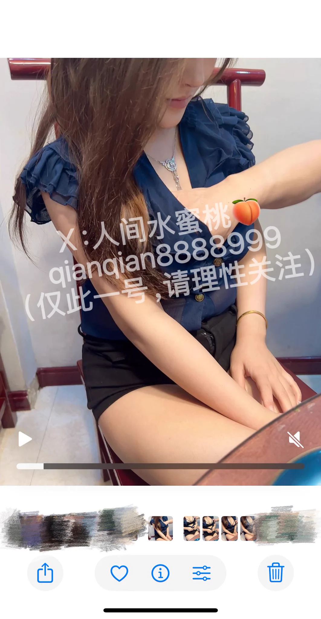 旁边的屏风只能遮住1/3，有两个服务员小哥，有事没事就往我这里走，因为墙后只有一个包间…内心是又害羞、又兴奋，又刺激。甚至控制不住自己的腿夹来夹去。后来，突然插一句话给笑场了：“你不希望你的老公失去工作吧”😂😂
@ToBulma @ToBulaer @KawasawaSen 
#夫妻日常 #户外漏出 #3p #淫妻日记 https://t.co/GLp9Kq3KIE