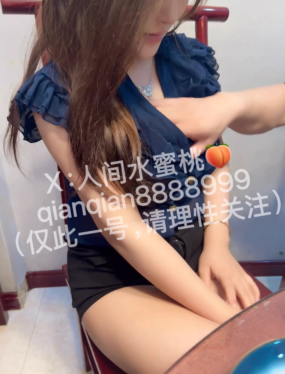 旁边的屏风只能遮住1/3，有两个服务员小哥，有事没事就往我这里走，因为墙后只有一个包间…内心是又害羞、又兴奋，又刺激。甚至控制不住自己的腿夹来夹去。后来，突然插一句话给笑场了：“你不希望你的老公失去工作吧”😂😂
@ToBulma @ToBulaer @KawasawaSen 
#夫妻日常 #户外漏出 #3p #淫妻日记 https://t.co/GLp9Kq3KIE