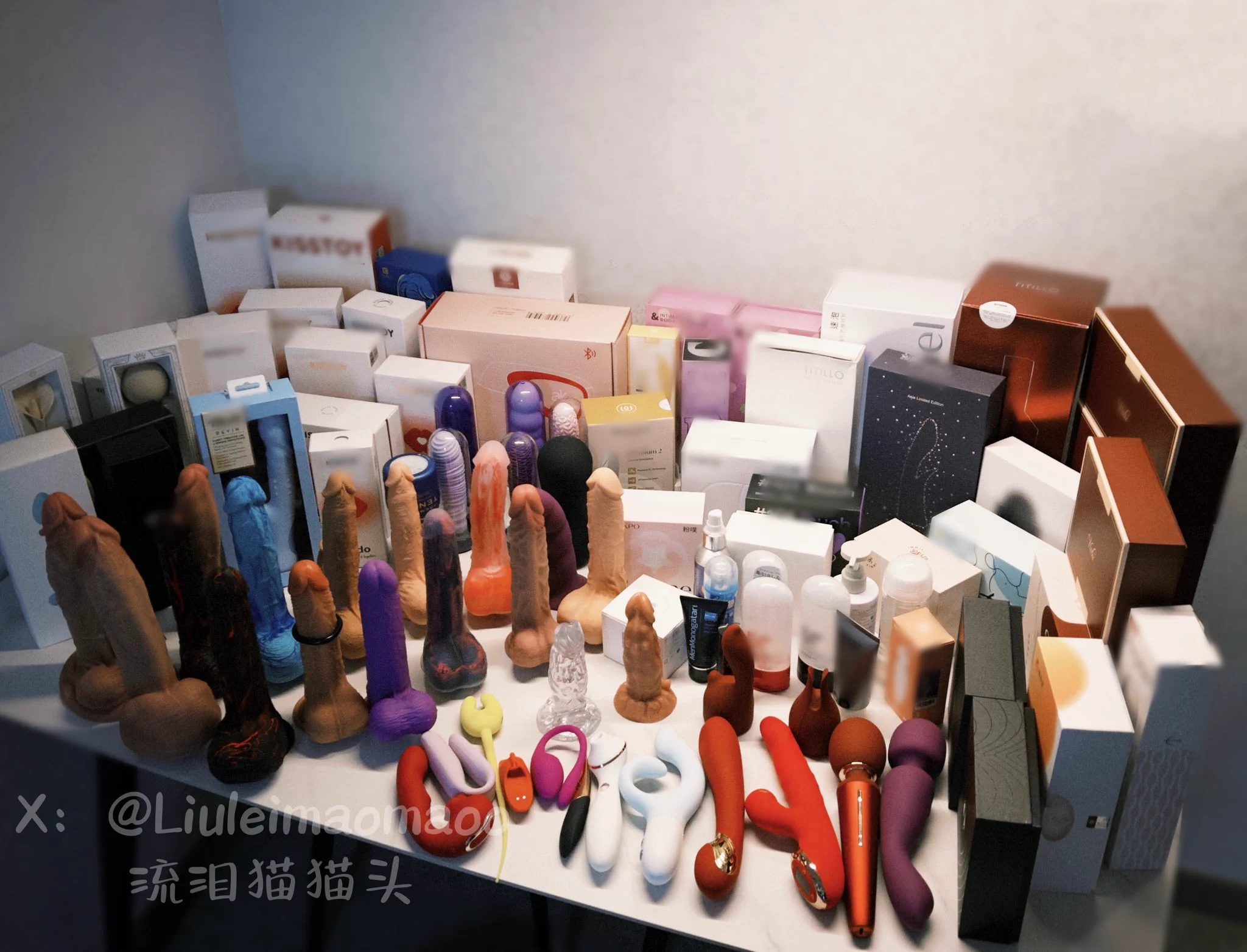 好消息是淘宝小店马上就上线啦！（耶）
坏消息是现在产品多的根本测不完……（耶不起来）
目前还有很多📦在路上…
不停的测评的同时，还要给品牌写反馈给意见，虽说有管淘宝的同事来负责运营，但耐不住我爱操心，所以还要在忙完本职工作后，凌晨两点，兼职给淘宝店做美工🙂‍↔️

最后大家都耐心等待一下！再过几天就真的上线啦，希望大家都能够挑选到自己喜欢的玩具！🥳