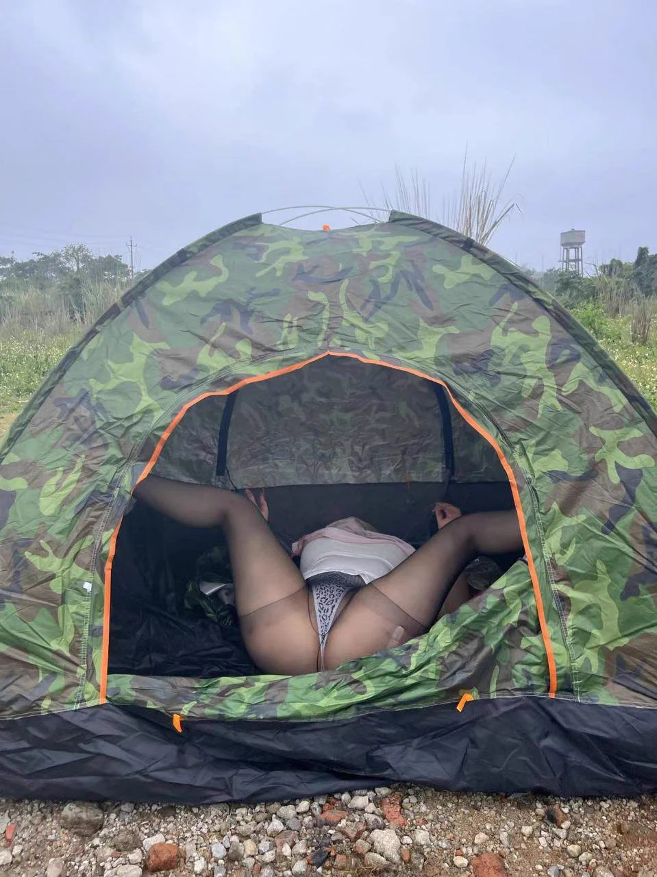 周末快结束了，但我的小心思才刚刚开始…🤪
躺在帐篷里，脑子里全是不正经的画面

姿势我练了好几遍，目前就差一个配合我的男主角～😆
趁着最后一点时光，在线等一个。挺急的...

夜晚，野外的天空应该挺美的.....！☺️ https://t.co/bJvXEoBbb3