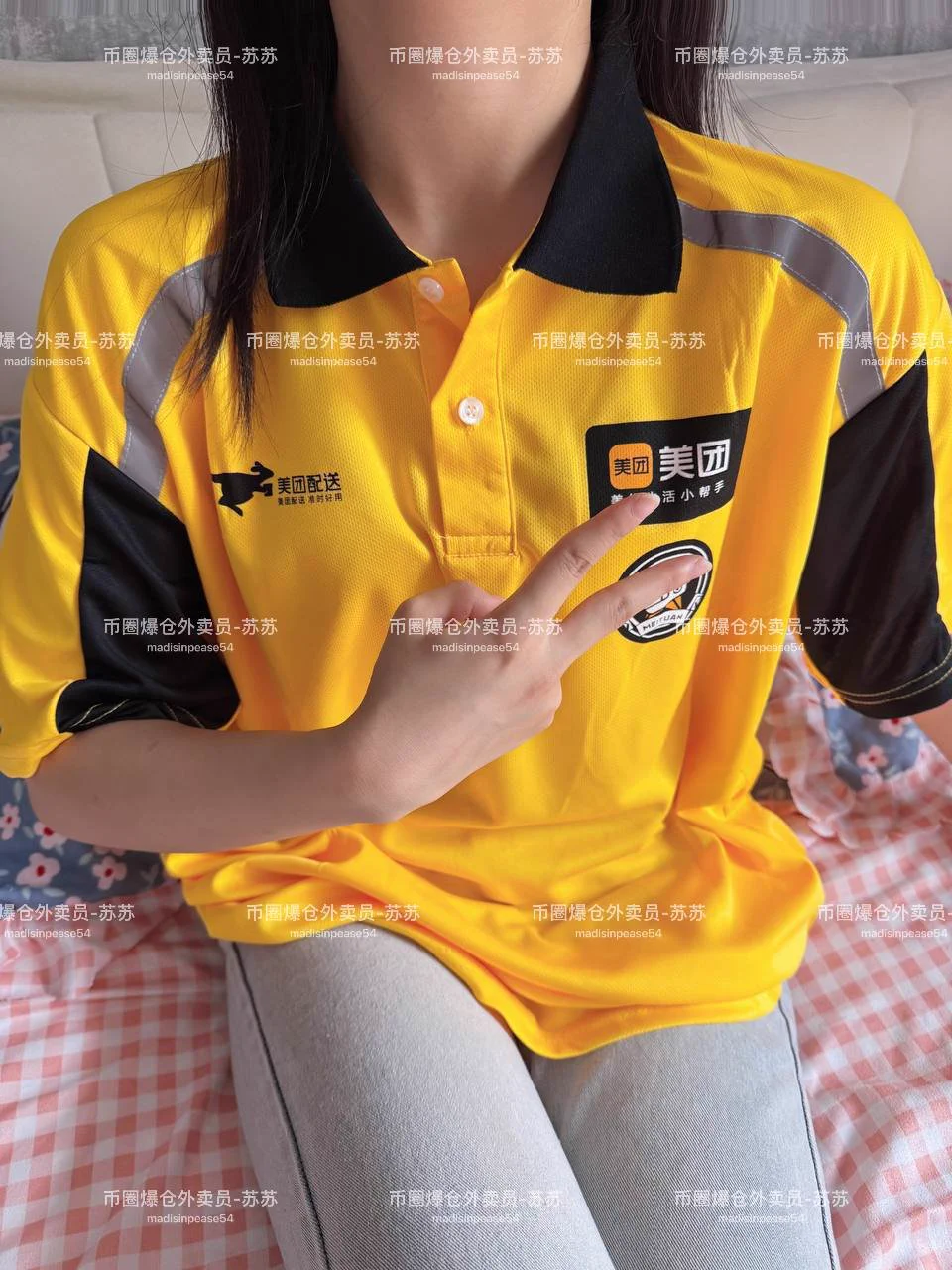 朋友圈 VS  推特

每个月总有那么几天受欲望支配，不知道什么时候能让肉体得到满足…最近性欲强烈，想约我线下的请私信（仅限同城）

想看更多私密照的可以点赞私信，粉丝优先！ https://t.co/j41rZjAMqa