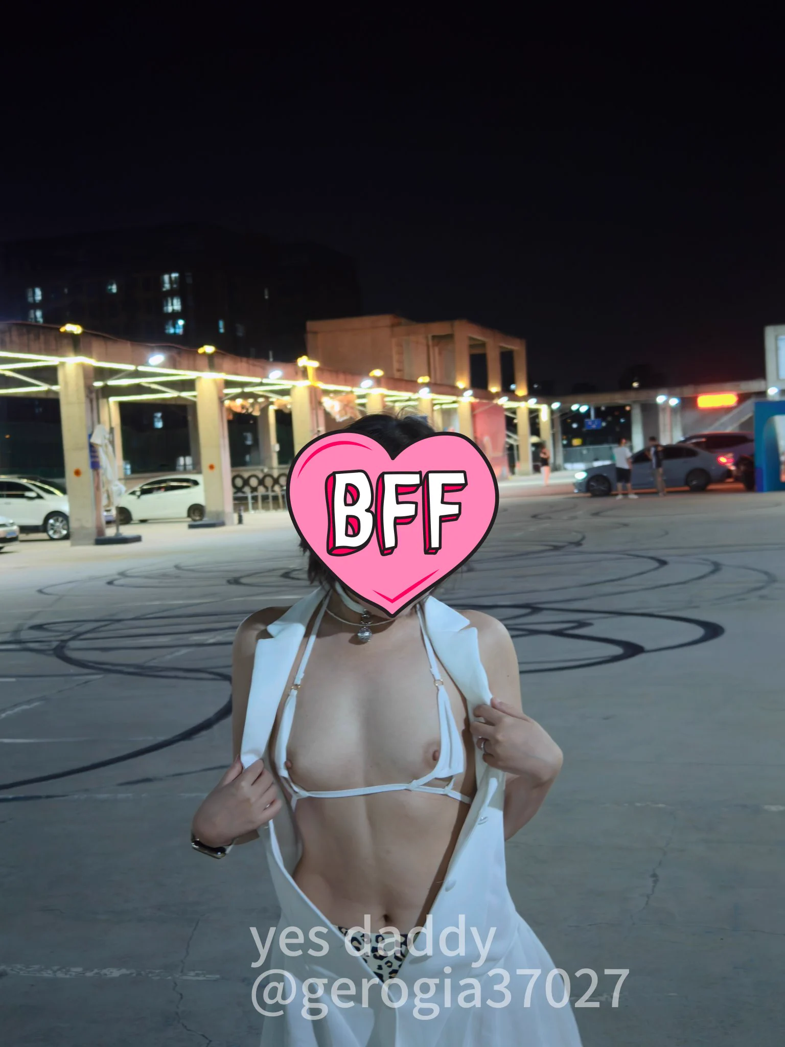 周更博主来咯！
这次去天台露出
怎么说呢 这个衣服就是非常方便 可以露一半，也可以全裸
其实昨天不仅去了天台 还去了公园 以及大街上露出！推上只能发四张！大街上露出照片评论里找一位 我发给你~
#露出人妻 #户外
@007share 
@luchu888888 
@Public_Catgirl1 
@tbzt2024 https://t.co/LtqjDJdWRx